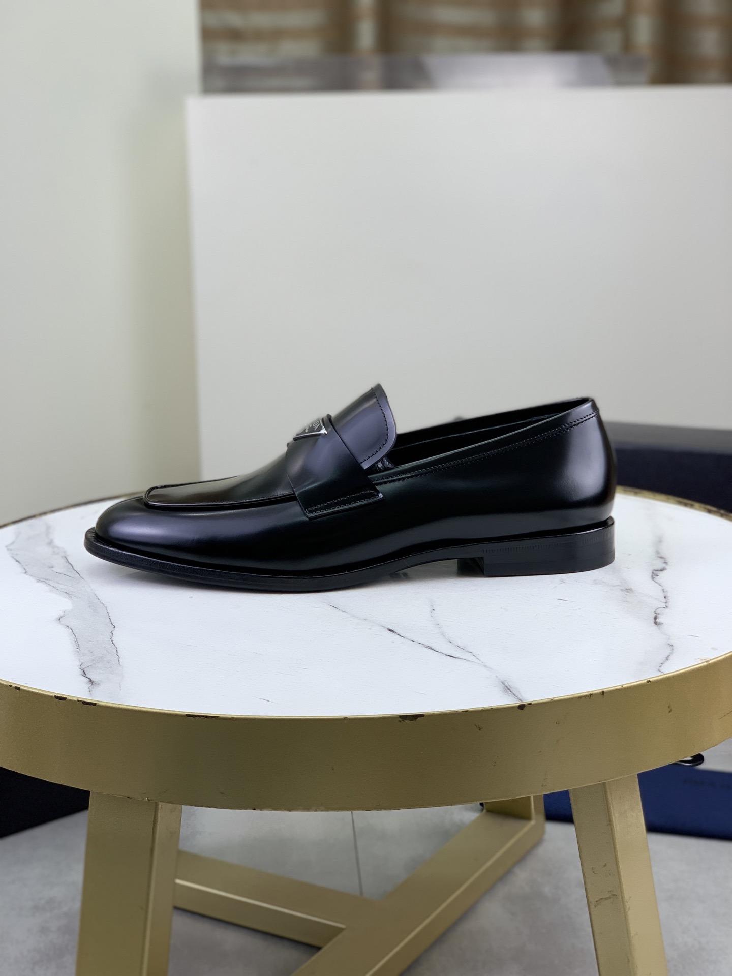 NO:831013,(High-end genuine leather outsole) Original quality, top version PRADA - Prada. Men's business casual slip-on leather shoes, top-notch cow products. Official website 1:1 shipping luxury and noble, all imported original brand cowhide, just to create a more comfortable wearing experience, original comfortable uppers, selected top imported calfskin, water-dyed full cow lining, original lightweight and comfortable high-end genuine leather outsole size 39-44 (38..45  46 can be customized) Color calfskin, open edge beads, sassafras burgundy open edge beads, sassafras brown open edge beads,,,prada,cowhide,Leather soles19860909（高级真皮大底）原单品质,顶级版本 ＰＲＡＤＡ——普拉达.男士商务休闲套脚皮鞋,顶级牛货.官网1:1出货奢华尊贵全部采用进口原版品牌牛皮,只为打造更为舒适的穿着体验,鞋面原版舒适精选小牛皮顶级进口水染全牛里,原版轻便舒适高级真皮大底码数39-44（38..45 46可以定做） 颜色小牛皮、开边珠、檫酒红开边珠、檫棕色开边珠、,,prada,cowhide,Leather soles,Men's shoes