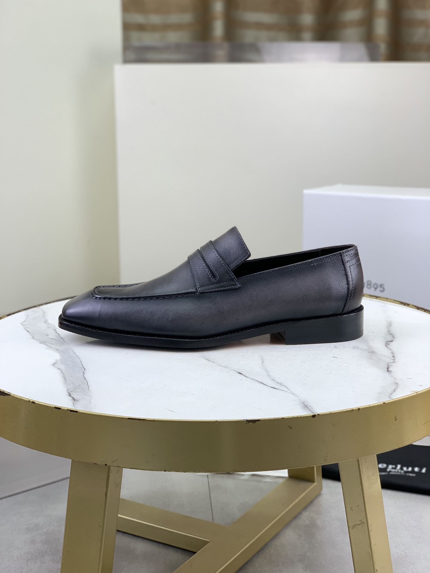 NO:831777,Berluti/Bruti 1:1 (genuine leather outsole series) 2026 new leather shoes are coming. They are made of imported original pebbled cowhide leather that is hand-made by repeated rubbing and color changes. The inner foot pads are made of imported soft calfskin. The brand logo is two-color. Genuine leather outsole. The distinctive stitching on the sole echoes the color of the heel. It is fashionable and comfortable. It perfectly interprets fashion, sunshine and style. It is suitable for various occasions. It is fully original packaging and is a good product for you to keep.  Color coffee, brown, gray Size39-45 (38 46 can be customized),,cowhide,Leather soles19860909Berluti/布鲁提 1:1（真皮大底系列）2026新款皮鞋来袭 精选进口原胚荔枝纹牛皮材质纯手工重复擦色改色制成 内里垫脚进口精选柔软小牛皮制作 品牌logo双色 真皮 大底 鞋底鲜明的嵌线与鞋跟颜色相呼应 时髦又舒适 完美诠释了时尚 阳光 有型 适合各种场合 全原包装 自留佳品. 颜色咖色、棕色、灰色 Size39-45（38 46可定做）,,cowhide,Leather soles,Men's shoes