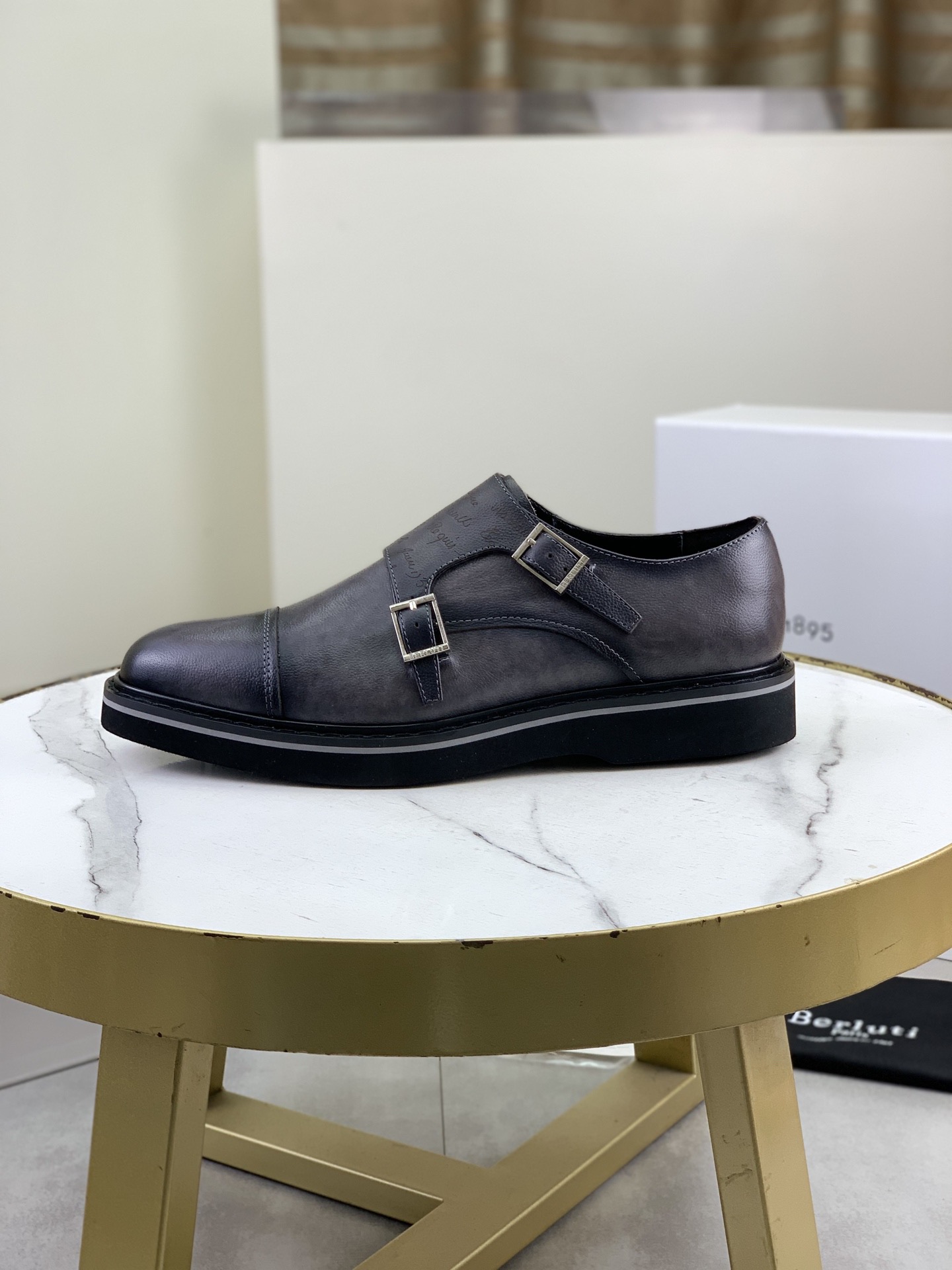 NO:831786,BERLUTI 1:1, men's business lace-up formal leather shoes are made of selected imported pebbled cowhide with color changes. The shoes are slender, low-key and simple, suitable for matching suits or casual trousers. The soles are made of lightweight and soft rubber foam, non-slip, light and comfortable, and are OK for standing or walking for a long time. The invisible inner height is about 6cm, showing height but not losing nature, especially suitable for small boys. The toe is slightly raised to modify the foot shape, and the insole is soft and removable, meeting the needs of various occasions.  .Versatile for weddings and business commuting!  Color coffee, brown, gray size39-45 (46 customized),,business suit,cowhide19860909BERLUTI布鲁提1:1、男士商务系带正装皮鞋采用精选进口荔枝纹牛皮改色制作,鞋型修长,低调简约,适合搭配西装或休闲西裤.鞋底为轻便柔软橡胶发泡材质,防滑轻便又舒适,长时间站立或行走都OK.隐形内增高约6cm,显高却不失自然,特别适合小个子男生. 鞋头微翘,修饰脚型,鞋垫柔软可拆卸,满足多种场合需求 .婚礼、商务通勤都很百搭！ 颜色咖色、棕色、灰色 size39-45（46定做）,,business suit,cowhide,Men's shoes