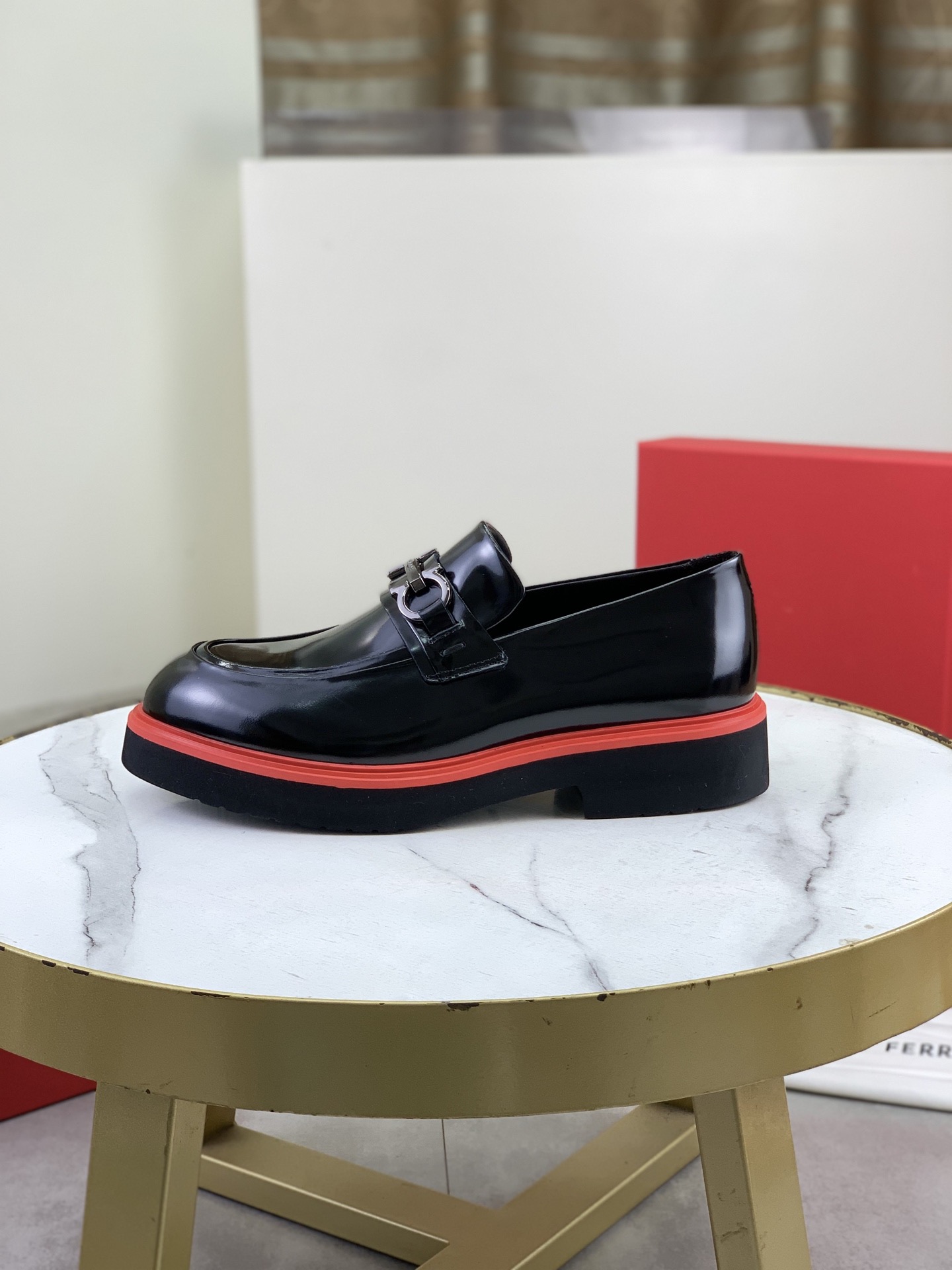 NO:831794,Top quality [Salvatore Ferragamo] Ferragamo business leather shoes, official website 1:1 top purchasing quality, uppers imported from selected original soft open-edge beaded calfskin, inner feet made of imported original water-dyed cowhide, imported original customized Italian handmade lightweight foam outsole, code number 39-44 (38 45 can be customized),, louis vuitton, ferragamo, ferragamo, cowhide19860909顶级品质【Salvatore Ferragamo】菲拉格慕商务皮鞋,官网1:1顶级代购品质,鞋面进口精选原版柔软开边珠小牛皮,内里垫脚均用进口原版水染牛皮,进口原版订制意大利手工轻便发泡大底,码数39-44（38 45可以定做）,,louis vuitton,ferragamo,ferragamo,cowhide,Men's shoes