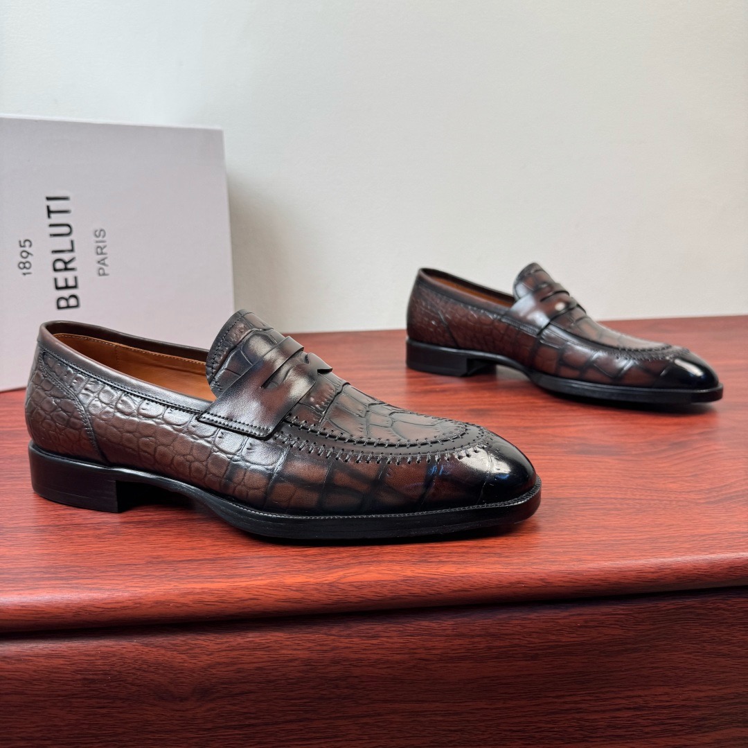 NO:833823,Batch Berluti/Bruti's new men's color-polished leather loafers, a light, luxurious and versatile formal leather shoe!  High quality and stable, ready for shipment!  Selection of high-quality cowhide leather uppers, hand-rubbing process, fine leather texture and color-rubbing process, beautiful color, uniform leather holes, soft leather and excellent toughness. Exquisite geometric tailoring, classic British style loafers.  Full calfskin lining, gold-labeled logo foot pad details, suede-lined heel, comfortable walking and full-feeling experience. Imported genuine leather outsole, semi-Goodyear cold-bonded sewing technology, rubber bottom composite details at the heel, non-slip and stable, perfect comfort. High-quality light luxury men's shoes. Highly recommended for banquets, dinner parties, weddings, workplaces, versatile British-style exclusive slip-on loafers, with full package!  Size 39-40-41-42-43-44 (38.45.46 can be customized) Leather shoe size Item No. LH003-5G Crocodile pattern brown, loafers, cowhide, Leather soles19860909批 Berluti/布鲁提 新款男士擦色皮革乐福鞋,一脚蹬轻奢百搭正装皮鞋！ 高品稳定 现货出货！ 甄选优质牛皮鞋面 手工擦色工艺 皮料质感细腻 擦色工艺处理 色泽靓丽 皮孔均匀 皮质柔软且韧性极好. 几何精致剪裁,经典英伦风乐福鞋. 全小牛皮内里,金标logo垫脚细节,反绒皮内里后跟,行走舒适跟脚极致体验感拉满.进口真皮大底底层,缝制工艺半固特异冷粘技术,后跟处橡胶底片复合细节,防滑稳定,舒适度满分精品轻奢男鞋 强烈推荐入手,宴会,聚餐,婚礼,职场百搭英伦风专属一脚蹬乐福鞋,配全套包装！ 尺码39-40-41-42-43-44（可定制38.45.46）皮鞋尺码 货号LH003-5G 鳄鱼纹 棕色,,loafers,cowhide,Leather soles,Men's shoes