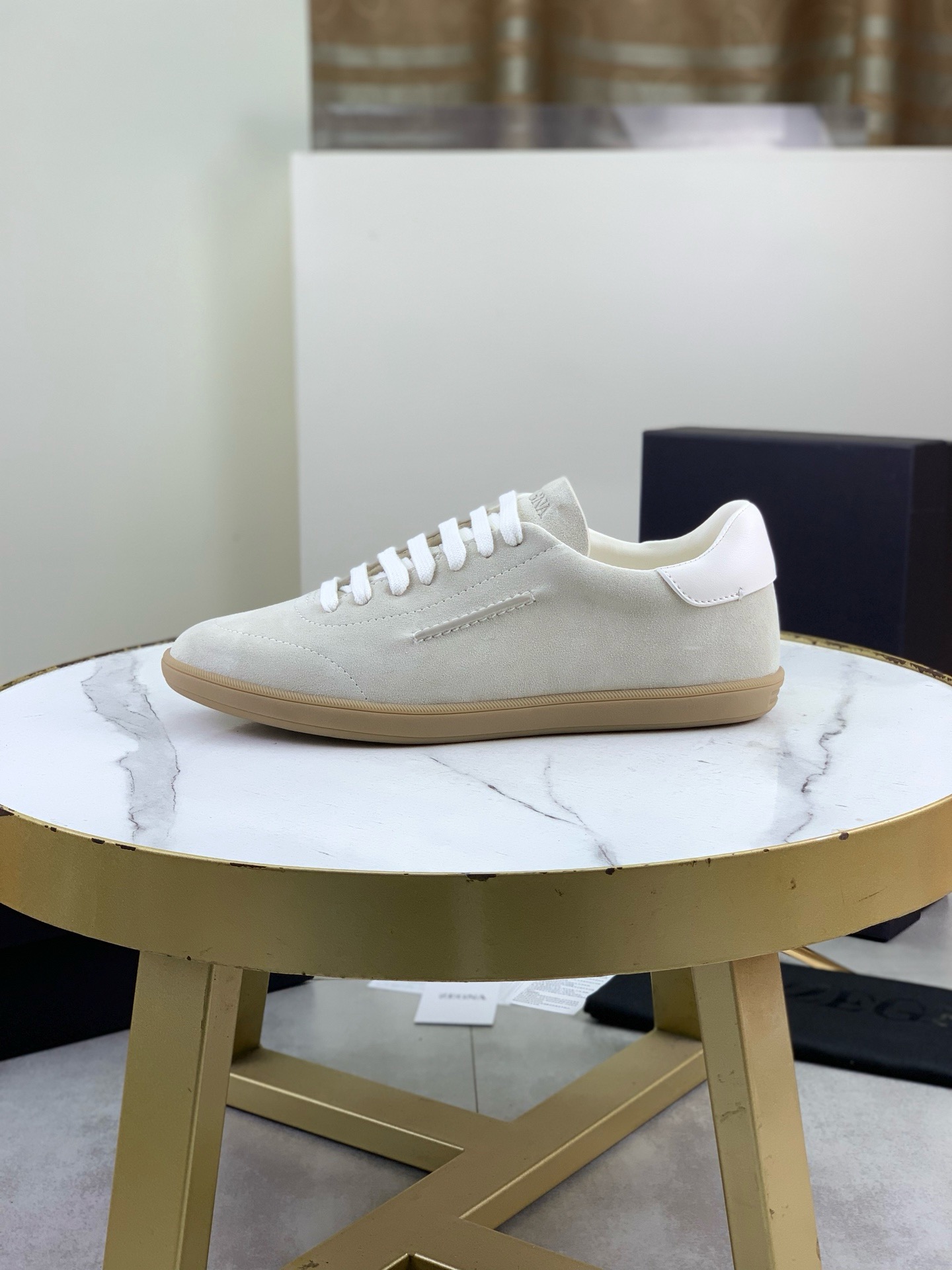 NO:833845,Zegna/Zegna's new season 232 suede sneakers!  This 232 sneaker is named after Route 232 in the Oasi Zegna. It highlights the brand's flexible spirit of keeping pace with the times. It is made of solid-color soft suede leather. The deconstructed upper combines modern and retro atmosphere. It sublimates Zegna's exquisite footwear heritage with the spirit of innovation. The iconic stitching of the same color complements the brand logo on the side. Natural rubber sole is light and flexible with excellent grip. The newly interpreted sole pattern cleverly pays tribute to the early style of Route 232.  Lined in the same tone and equipped with a custom-designed genuine leather insole, the foot comfort is excellent. The complete package is repackaged and shipped for the first time!  Size 39-40-41-42-43-44-45 leather (38.46 can be customized),,zegna,sneakers19860909Zegna/杰尼亚 当季新款 232绒面革运动鞋 ！ 这款232运动鞋以杰尼亚绿洲（Oasi Zegna)232号公路命名 彰显品牌与时俱进的灵活精神,采用纯色柔软的绒面皮革制成 解构鞋面兼具现代与复古气息 以创新精神升华杰尼亚精致鞋履传承 标志性同色缝线与侧面的品牌标识相得益彰 天然橡胶底 轻盈灵活 抓地力出众 焕新演绎的鞋底花纹巧妙致敬232号公路的早期风貌 同色调衬里 配以定制设计的内**真皮鞋垫,上脚舒适度极好.全套包装重工打造首发出货！ 尺码39-40-41-42-43-44-45皮（38.46可以订做）,,zegna,sneakers,Men's shoes