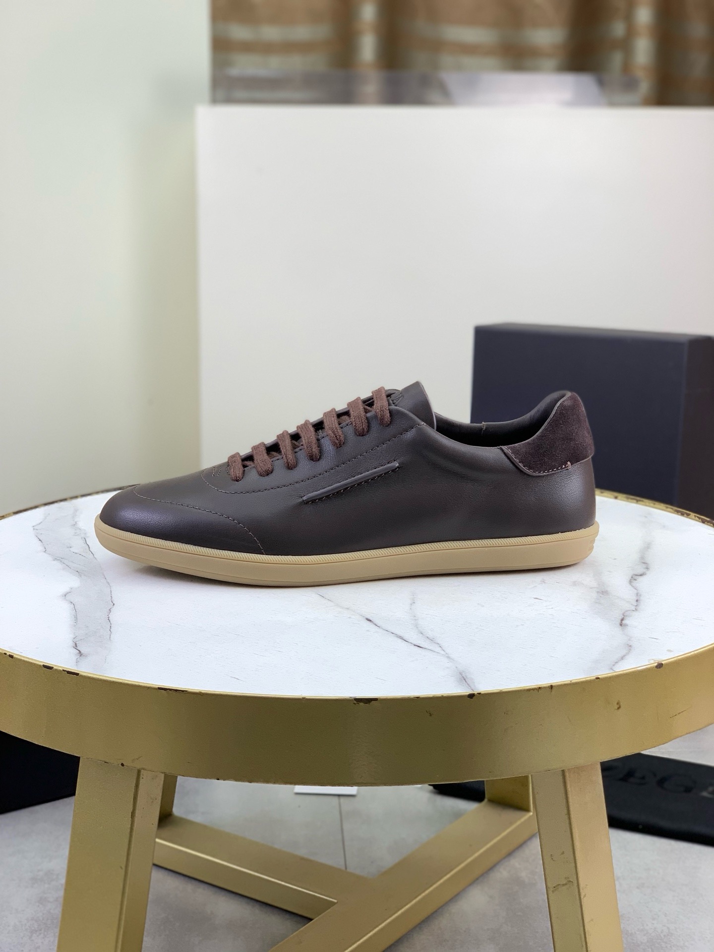 NO:833854,Zegna/Zegna's new season 232 calfskin sneakers!  This 232 sneaker is named after Route 232 in the Oasi Zegna. It highlights the brand's flexible spirit of keeping pace with the times. It is made of solid-color soft suede leather. The deconstructed upper combines modern and retro atmosphere. It sublimates Zegna's exquisite footwear heritage with the spirit of innovation. The iconic stitching of the same color complements the brand logo on the side. Natural rubber sole is light and flexible with excellent grip. The newly interpreted sole pattern cleverly pays tribute to the early style of Route 232.  Lined in the same tone and equipped with a custom-designed genuine leather insole, the foot comfort is excellent. The complete package is repackaged and shipped for the first time!  Size 39-40-41-42-43-44-45 leather (38.46 can be customized),,zegna,sneakers,cowhide19860909Zegna/杰尼亚 当季新款 232小牛皮运动鞋 ！ 这款232运动鞋以杰尼亚绿洲（Oasi Zegna)232号公路命名 彰显品牌与时俱进的灵活精神,采用纯色柔软的绒面皮革制成 解构鞋面兼具现代与复古气息 以创新精神升华杰尼亚精致鞋履传承 标志性同色缝线与侧面的品牌标识相得益彰 天然橡胶底 轻盈灵活 抓地力出众 焕新演绎的鞋底花纹巧妙致敬232号公路的早期风貌 同色调衬里 配以定制设计的内**真皮鞋垫,上脚舒适度极好.全套包装重工打造首发出货！ 尺码39-40-41-42-43-44-45皮（38.46可以订做）,,zegna,sneakers,cowhide,Men's shoes