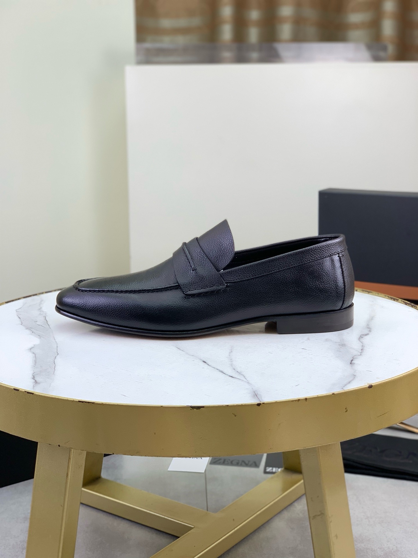 NO:898223,Zegna Men's Mocassin loafers. These loafers are made of very soft grained cowhide and velvet cowhide. They have a classic and elegant silhouette. The upper shows charming and delicate light and shadow. The front is embellished with a hand-sewn ribbon that symbolizes the '232 Highway brand logo'. It is equipped with a genuine leather sole made of injection molded rubber and a full cowhide lining. The upper foot is soft and comfortable, and the style is simple and elegant. Comes with a full set of original packaging dust bag shoehorn!  Code number 39-40-41-42-43-44-45 Standard code 38 45 order,,zegna,loafers,cowhide19860909Zegna/杰尼亚 男士Mocassin乐福鞋 这款乐福鞋采用十分柔软的粒面牛皮和丝绒牛皮革打造,经典优雅轮廓,鞋面展现出迷人细腻的光影,正面点缀象征性“232公路品牌标识”的手缝饰带,搭配以注塑橡胶的真皮鞋底,全牛皮内里垫脚.上脚柔软舒适,款式简约大气.配全套原包装防尘袋鞋拔！ 码数39-40-41-42-43-44-45 标准码 38 45 订,,zegna,loafers,cowhide,Men's shoes