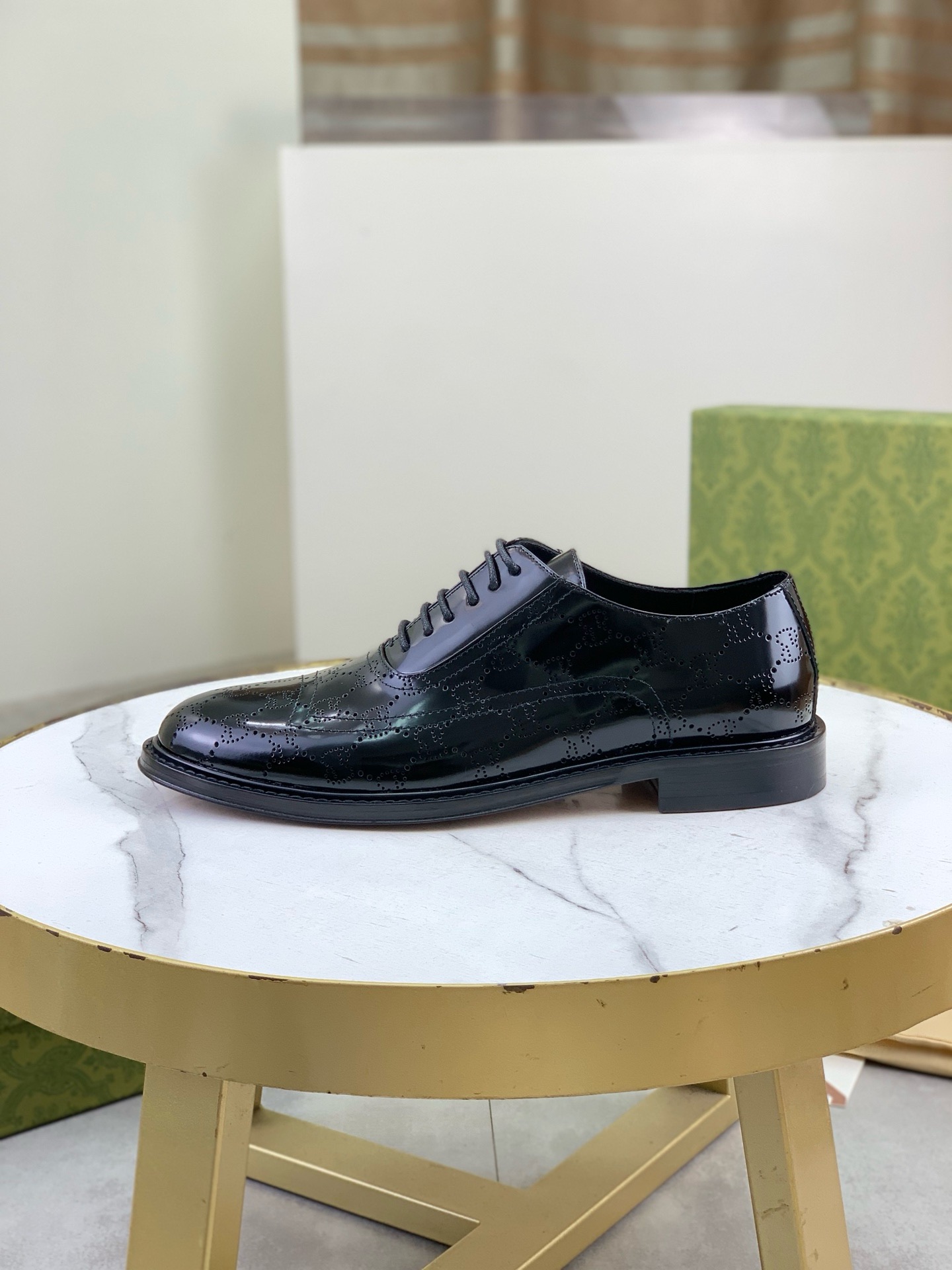 NO:931794,Gucci Oxford leather shoes are made of high-quality calfskin, with a full glossy upper and hollow GG design. They are perfect for business formal occasions!  The soles are made of genuine leather and non-slip rubber, which is comfortable and durable. The lining is decorated with red and green webbing, which enhances brand recognition. The overall style is simple and elegant. It can be easily used at weddings and business meetings. It goes well with suits or formal pants. It has both quality and taste. It is a must-have for formal occasions!  ,size39-45 (customized at 38.46),,gucci,gucci,business suit,cowhide19860909Gucci古驰牛津皮鞋,选用优质小牛皮,鞋面光泽感满分,镂空GG设计,商务正装场合超适合！鞋底真皮防滑橡胶材质,舒适又耐用,内衬红绿织带点缀,品牌辨识度up.整体简约大气,婚礼、商务会议都能轻松驾驭,搭配西装或正装裤都很出彩,品质与品味兼具,正式场合必备！ ,size39-45（38.46定制）,,gucci,gucci,business suit,cowhide,Men's shoes