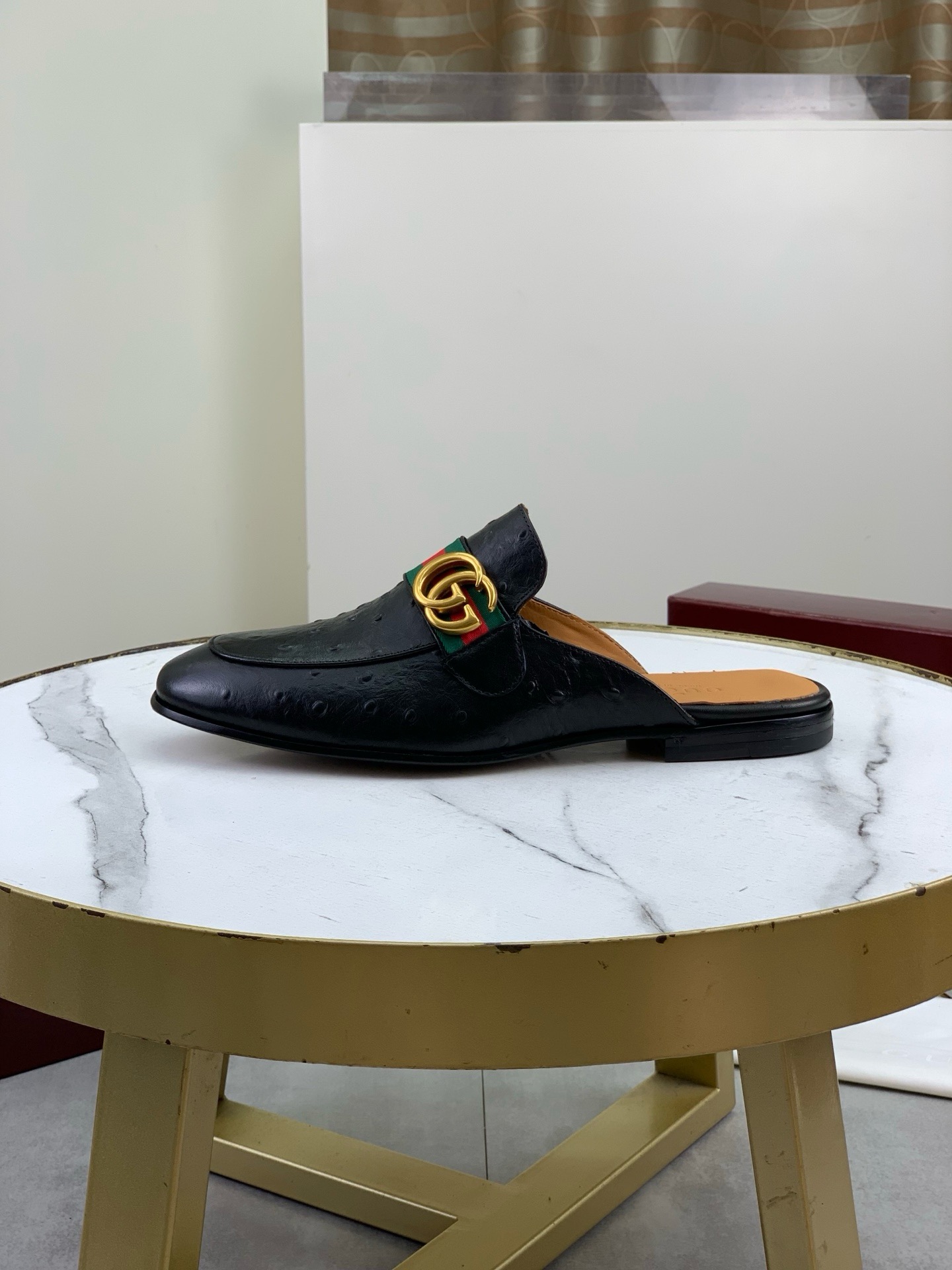 NO:931809,Top version (original high-end genuine leather outsole) Brand [GUCCi Gucci] Gucci's new business formal casual semi-slip shoes Standard men's size 39-45 (38 46 needs to be customized) Grade the same as the official website Original quality Material original calfskin Water-dyed cowhide lining Original leather outsole Style categories Men's fashion Formal casual leather shoes Slip-on men's shoes series Young fashion European and American trends British style Casual matching Comfortable on the feet. Various colors available. Actual picture, gucci, gucci, cowhide, Leather soles19860909顶级版本（原版高级真皮大底） 品牌【 GUCCi 古奇】古驰新款商务正装休闲半拖皮鞋 标准码男码39–45（38 46需定做） 等级官网同款 原单品质 材料原版小牛皮 水染牛皮内里 原版真皮大底 款式类别男士时尚 正装休闲皮鞋 套脚款男鞋系列 年轻时尚 欧美潮流 英伦风格 随意搭配 脚感舒適 颜色多款颜色可选实物图,,gucci,gucci,cowhide,Leather soles,Men's shoes