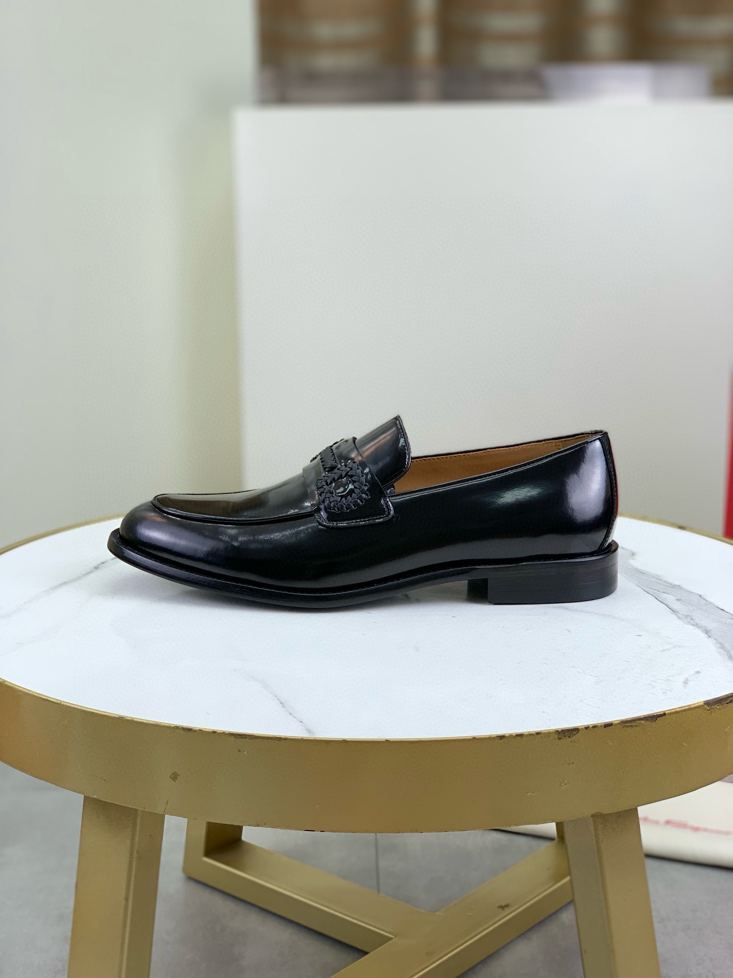 NO:954778,Ferragam genuine leather outsole men's business casual leather shoes, 1:1 hand-woven cowhide brand Loog, imported original cowhide, carefully selected materials only to create a more comfortable wearing experience, original shoe last, slender and smooth lines!  The upper is made of original cowhide and imported calf lining, and the outsole is genuine leather!  Size39-44 (38.45.46 customized),,ferragamo,cowhide,Leather soles19860909Ferragam菲拉真皮大底男士商务休闲皮鞋,1:1采用牛皮手工编织品牌Loog,采用进口原版牛皮,严选用料只为打造更为舒适的穿着体验,原版鞋楦,线条修长流畅！鞋面原版牛皮进口小牛里,真皮大底！ Size39-44（38.45.46定做）,,ferragamo,cowhide,Leather soles,Men's shoes