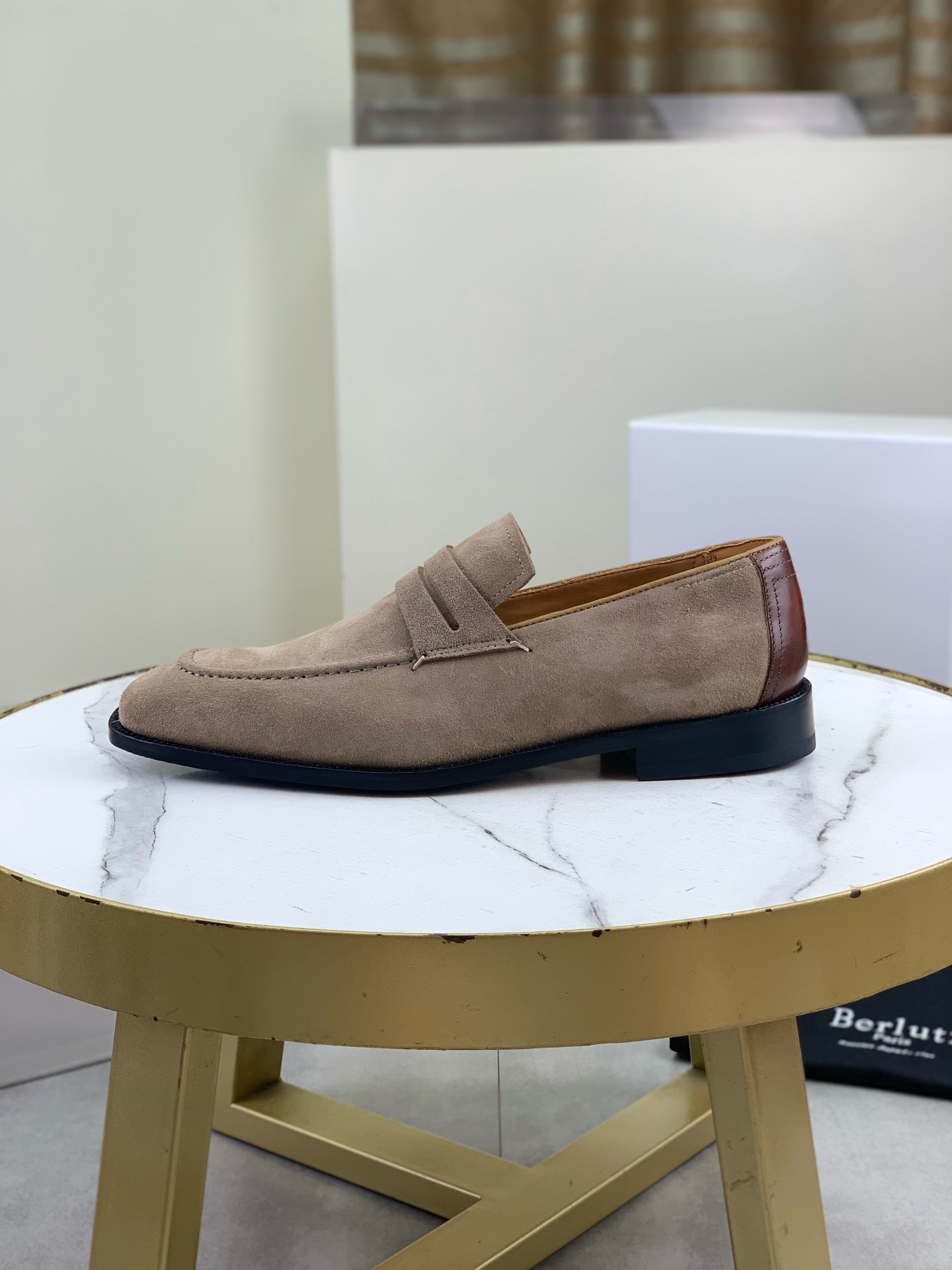 NO:956446,Berluti/Bruti 1:1 (genuine leather outsole series) 2026 new leather shoes are coming. They are made of imported original fetal cow suede leather, and the inner pads are made of imported soft calfskin. Brand logo two-color genuine leather outsole. The distinctive stitching on the sole echoes the color of the heel. Fashionable and comfortable. Perfect interpretation of fashion. Sunshine and stylish. Suitable for various occasions. All original packaging. Keep it for yourself. Colors: coffee, gray, apricot.  Size39-45 (46 can be customized),,cowhide,Leather soles19860909Berluti/布鲁提 1:1（真皮大底系列）2026新款皮鞋来袭 精选进口原版胎牛绒皮,内里垫脚进口精选柔软小牛皮制作 品牌logo双色 真皮 大底 鞋底鲜明的嵌线与鞋跟颜色相呼应 时髦又舒适 完美诠释了时尚 阳光 有型 适合各种场合 全原包装 自留佳品. 颜色咖色、灰色、杏色 Size39-45（46可定做）,,cowhide,Leather soles,Men's shoes