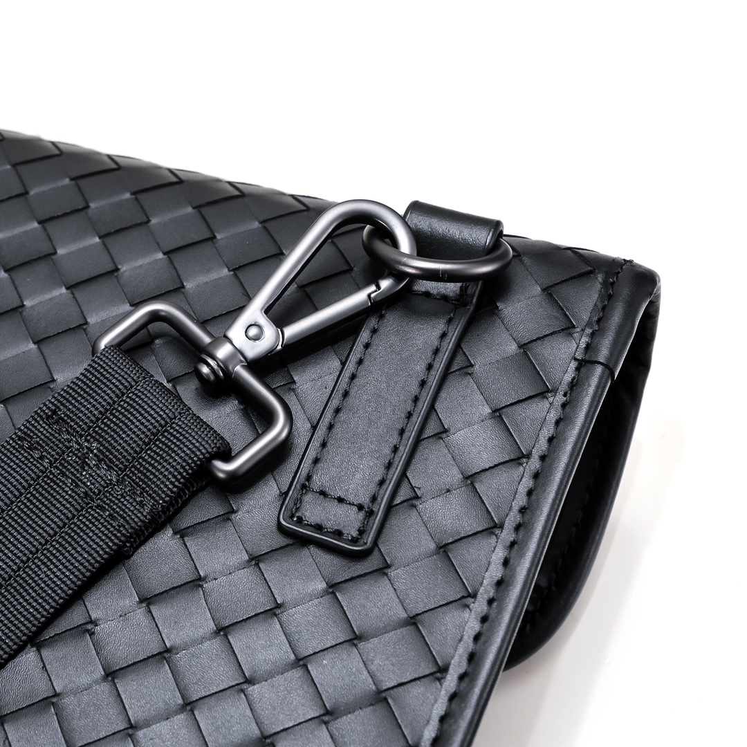 BV-最新款男士斜挎包😄原单品质 官网同步 采用顶级打腊胎牛皮 手感超赞 专柜原装五金 独特的设计风格 完美至极 细节做