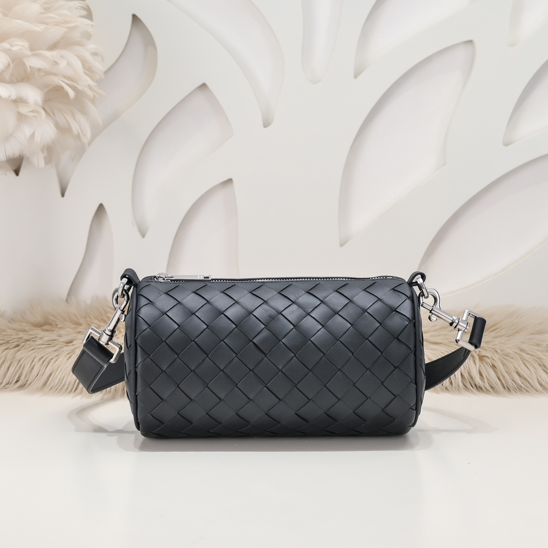 حقيبة كروس جلدية سوداء للرجال من Bottega Veneta بتصميم أنيق وجودة عالية