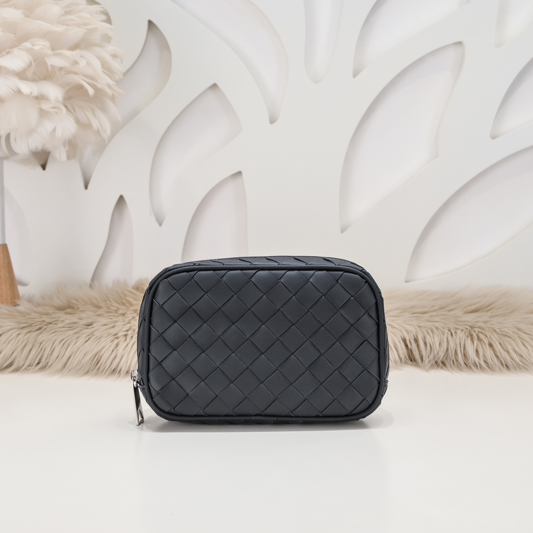 حقيبة يد رجالية من الجلد الأسود من Bottega Veneta بتصميم أنيق وجودة عالية