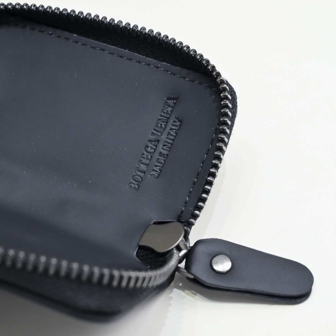 Bottega Veneta Men's Key Pouch in Premium Leather with Woven Detail 9 i1718385550 1565 5