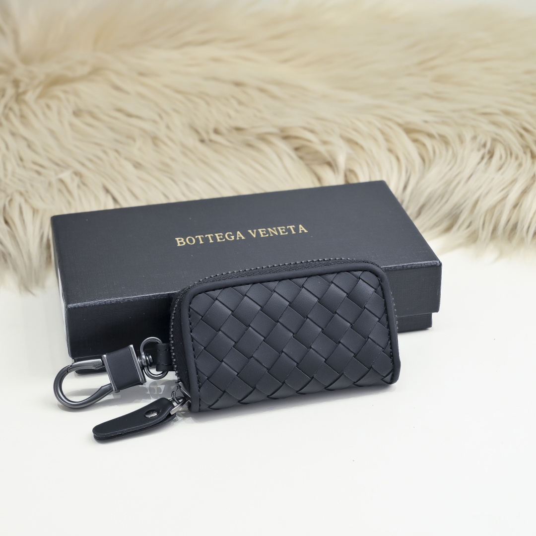 Bottega Veneta Men's Key Pouch in Premium Leather with Woven Detail 2 i1718385550 1683 8