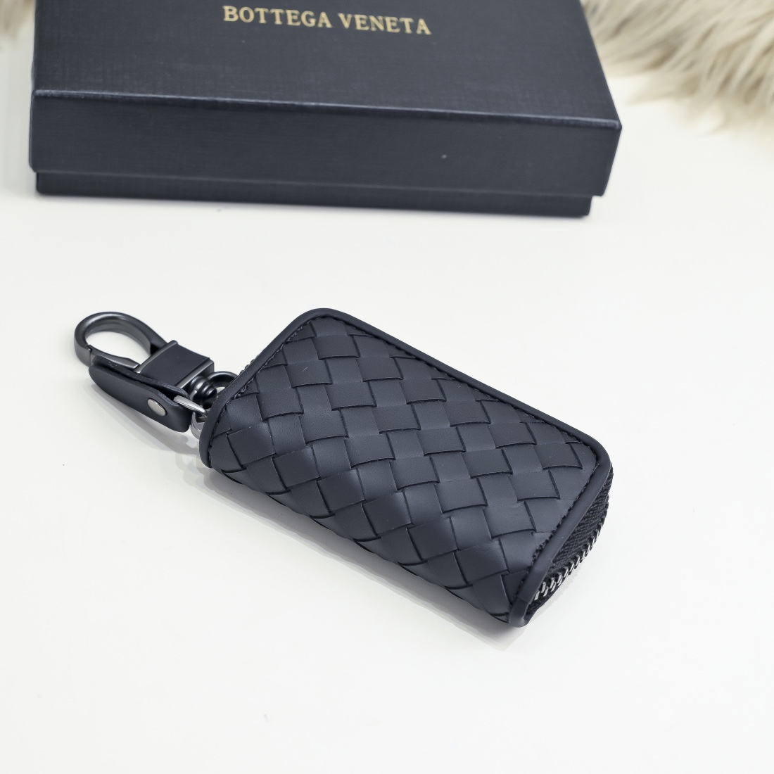 Bottega Veneta Men's Key Pouch in Premium Leather with Woven Detail 5 i1718385550 2907 3