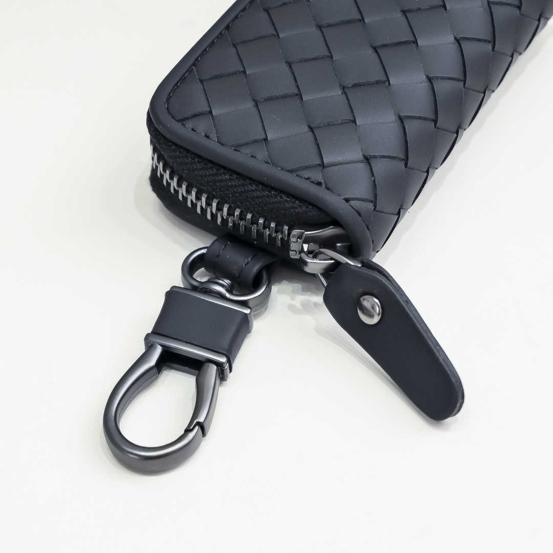 Bottega Veneta Men's Key Pouch in Premium Leather with Woven Detail 8 i1718385550 4421 6