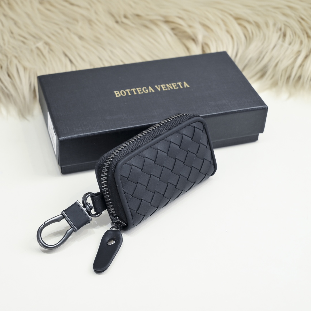 Bottega Veneta Men's Key Pouch in Premium Leather with Woven Detail 3 i1718385550 8107 1