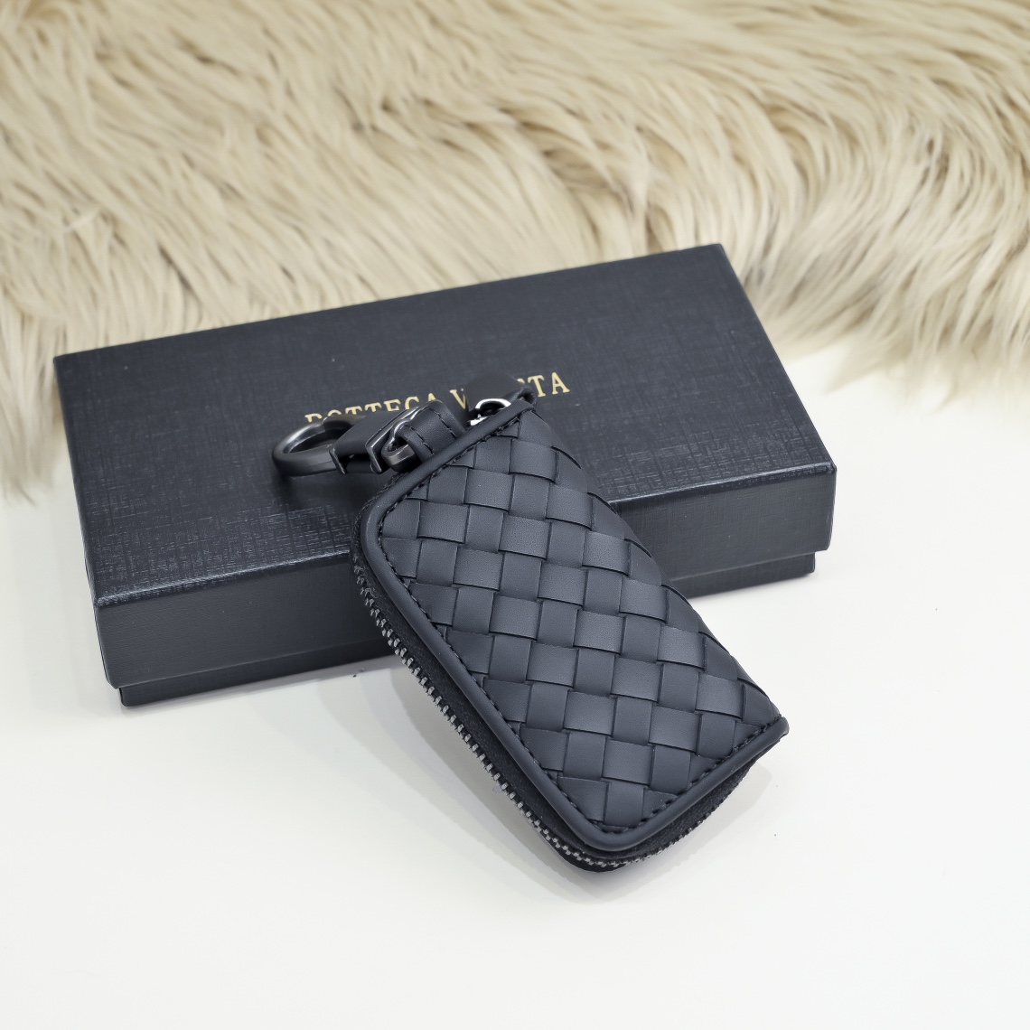 Bottega Veneta Men's Key Pouch in Premium Leather with Woven Detail 4 i1718385550 8589 2