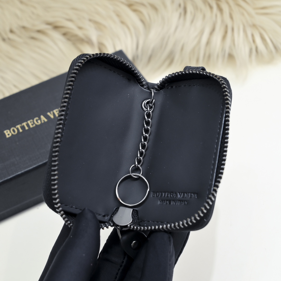 Bottega Veneta Men's Key Pouch in Premium Leather with Woven Detail 10 i1718385550 9058 7