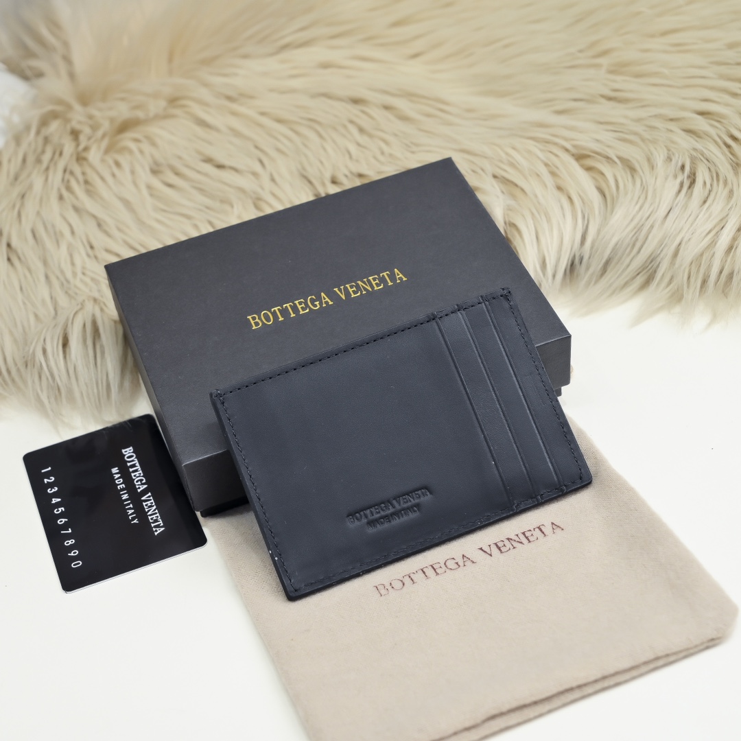 Bottega Veneta Men's Leather Card Holder - Premium Quality & Design 4 i1718385937 4350 6
