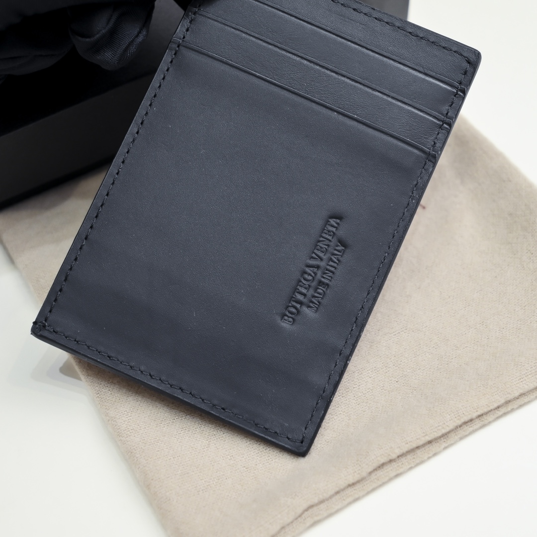 Bottega Veneta Men's Leather Card Holder - Premium Quality & Design 8 i1718385937 6017 3