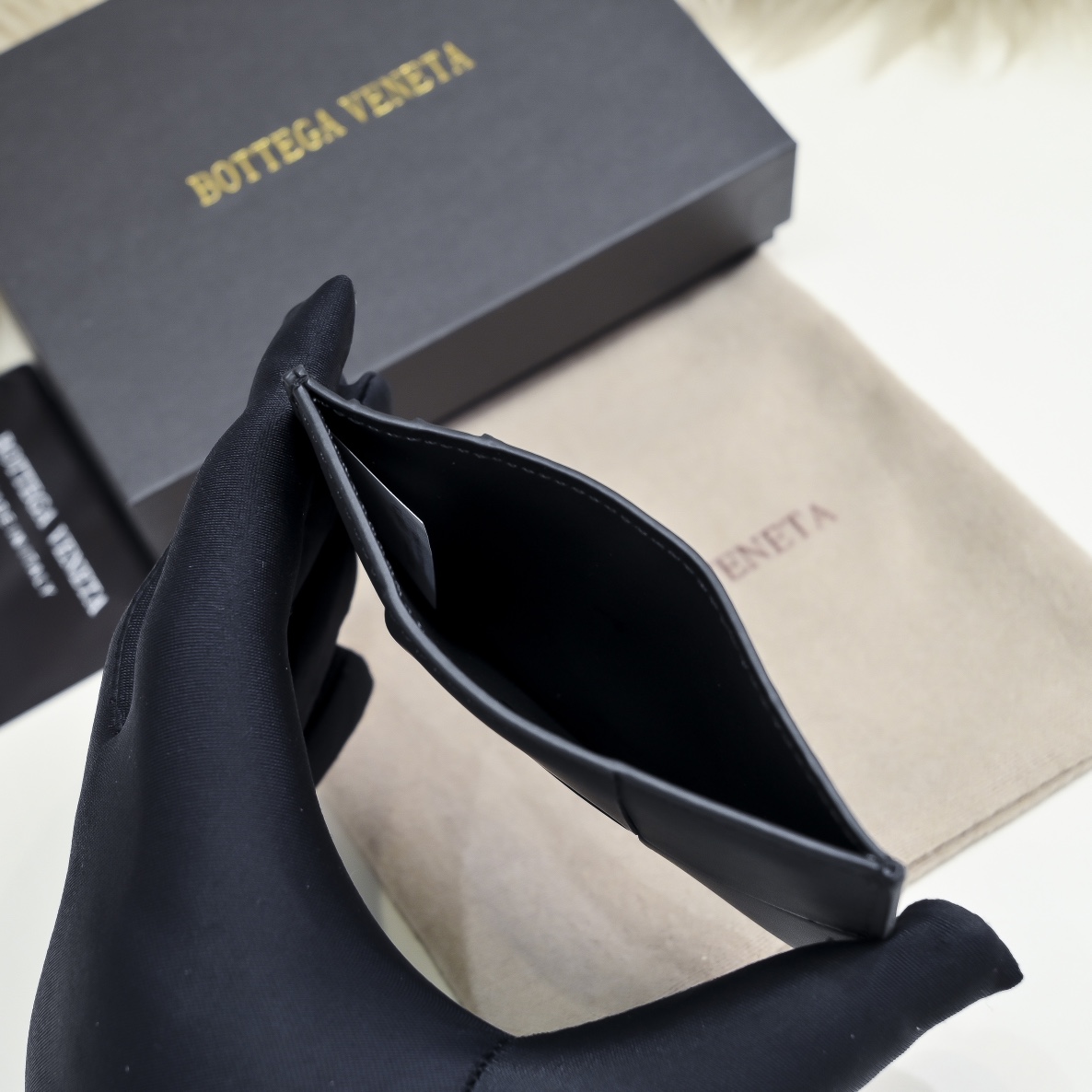 Bottega Veneta Men's Leather Card Holder - Premium Quality & Design 10 i1718385937 6776 1