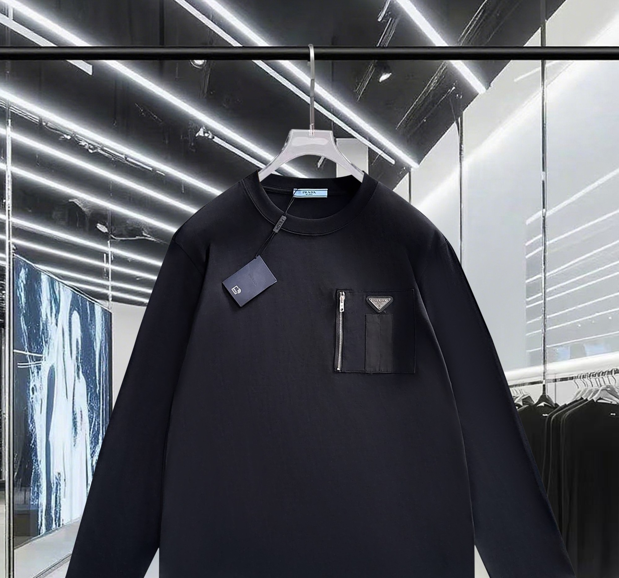 🅿️120
PRADA/普拉达 梭织拼接拉链口袋 定制三角标LOGO 男女同款套头长袖T恤
品牌经典   纯棉面料
2025ss官方同步  高版本 高品质
时尚个性  百搭潮流
纯原品质  原版面料
吊牌 领标 水洗麦 三标齐全
颜色: 黑色.白色.
尺码：XS S M L