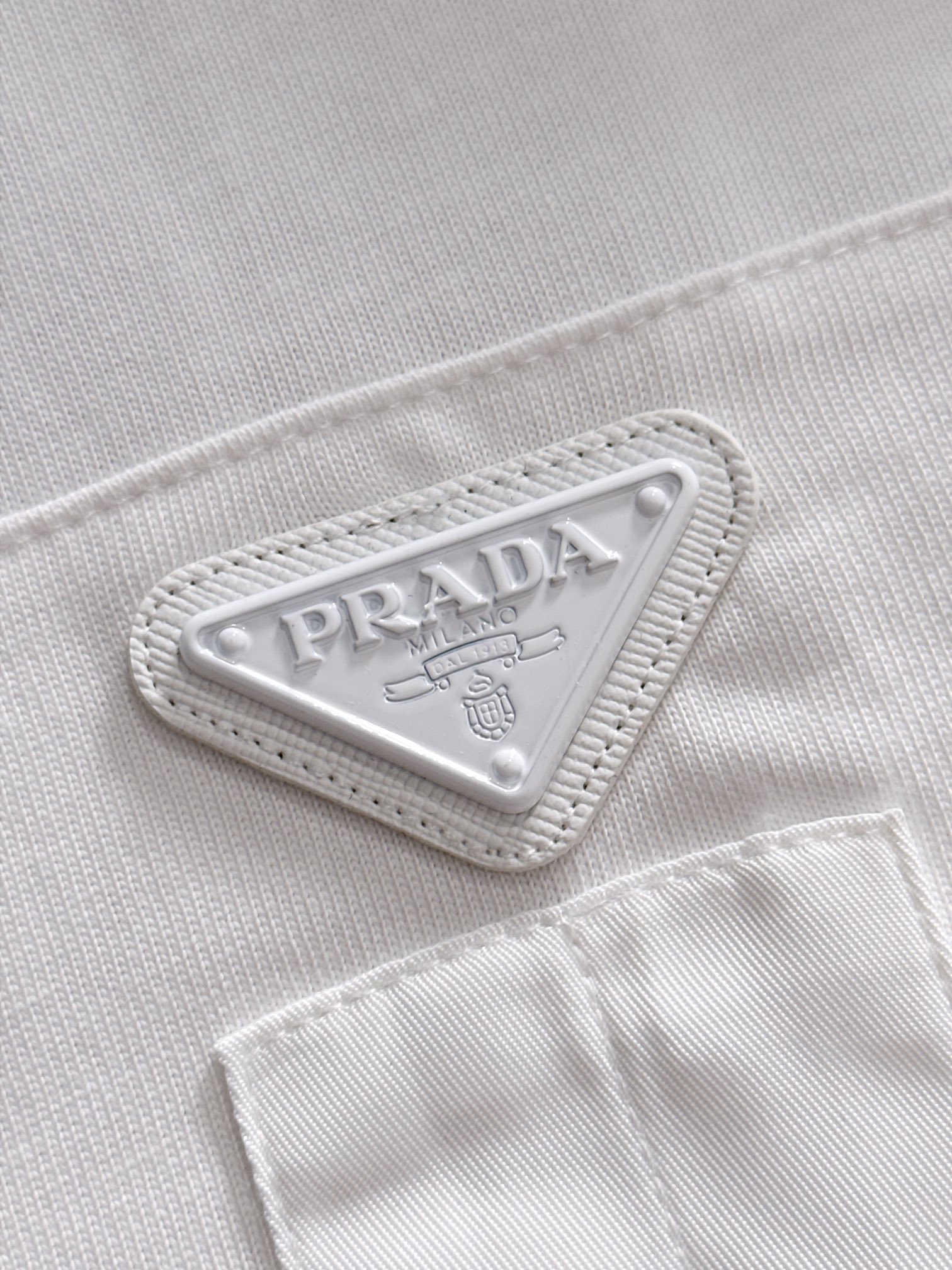 🅿️120
PRADA/普拉达 梭织拼接拉链口袋 定制三角标LOGO 男女同款套头长袖T恤
品牌经典   纯棉面料
2025ss官方同步  高版本 高品质
时尚个性  百搭潮流
纯原品质  原版面料
吊牌 领标 水洗麦 三标齐全
颜色: 黑色.白色.
尺码：XS S M L