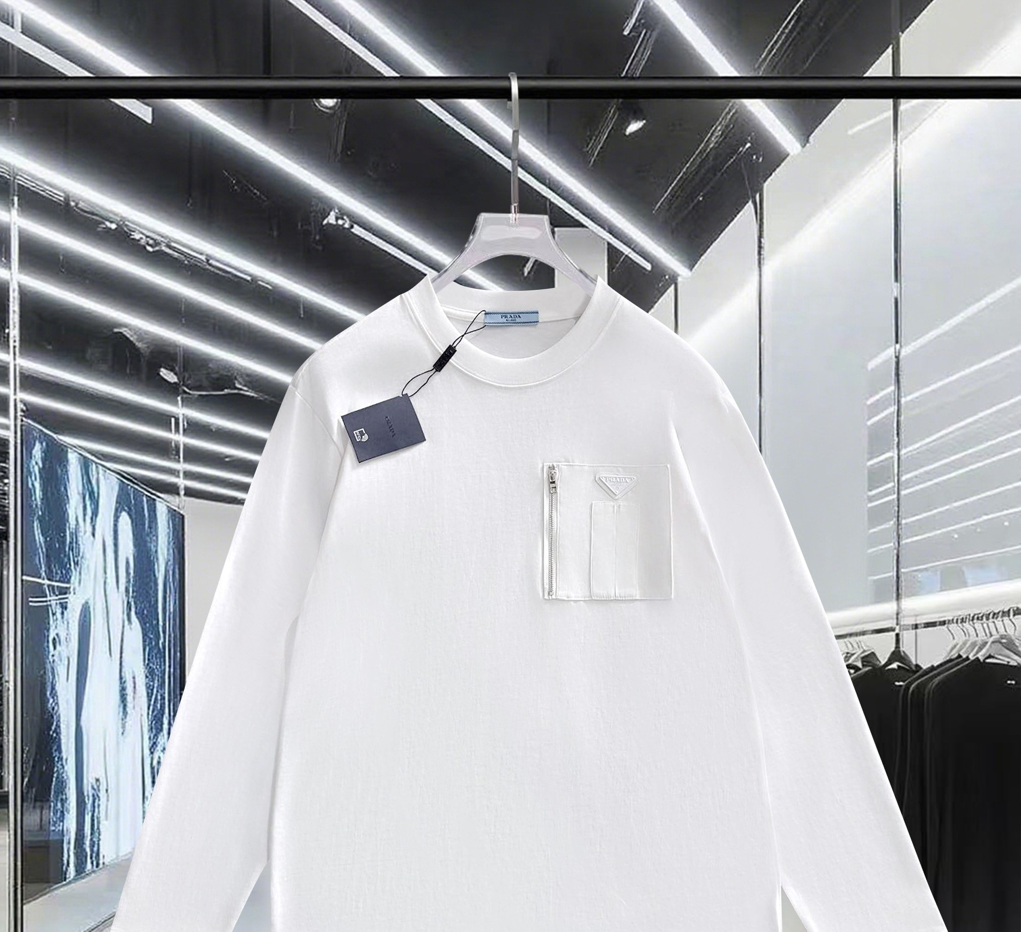 🅿️120
PRADA/普拉达 梭织拼接拉链口袋 定制三角标LOGO 男女同款套头长袖T恤
品牌经典   纯棉面料
2025ss官方同步  高版本 高品质
时尚个性  百搭潮流
纯原品质  原版面料
吊牌 领标 水洗麦 三标齐全
颜色: 黑色.白色.
尺码：XS S M L