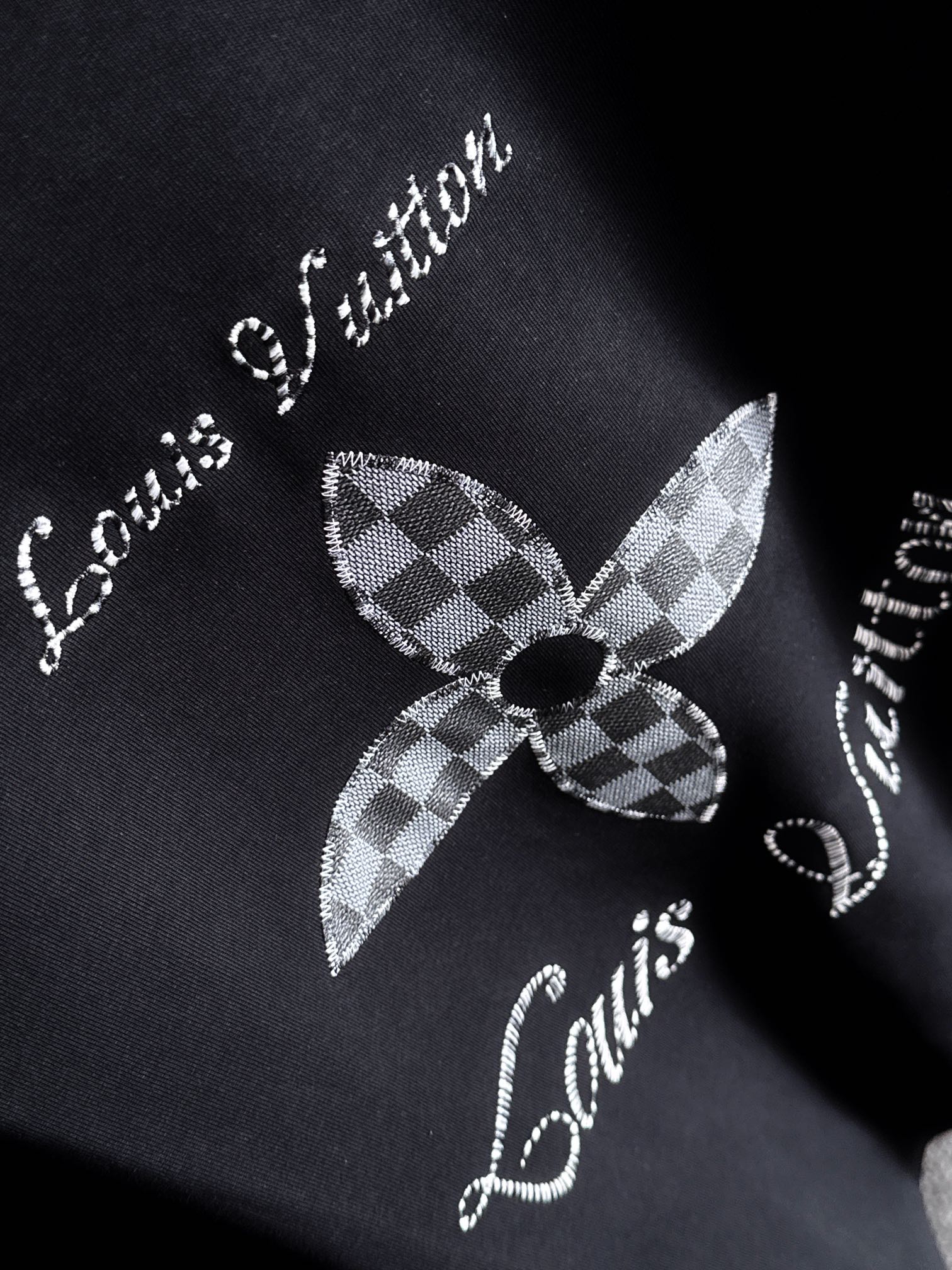 🅿️95
Louis Vuitton/路易威登 棋盘格刺绣四叶草🍀字母logo 定制皮章 男女同款 套头长袖T恤
品牌经典   纯棉面料
2025ss官方同步  高版本 高品质
时尚个性  百搭潮流
纯原品质  原版面料
吊牌 领标 水洗麦 三标齐全
颜色: 黑色.白色.
尺码：XS S M L