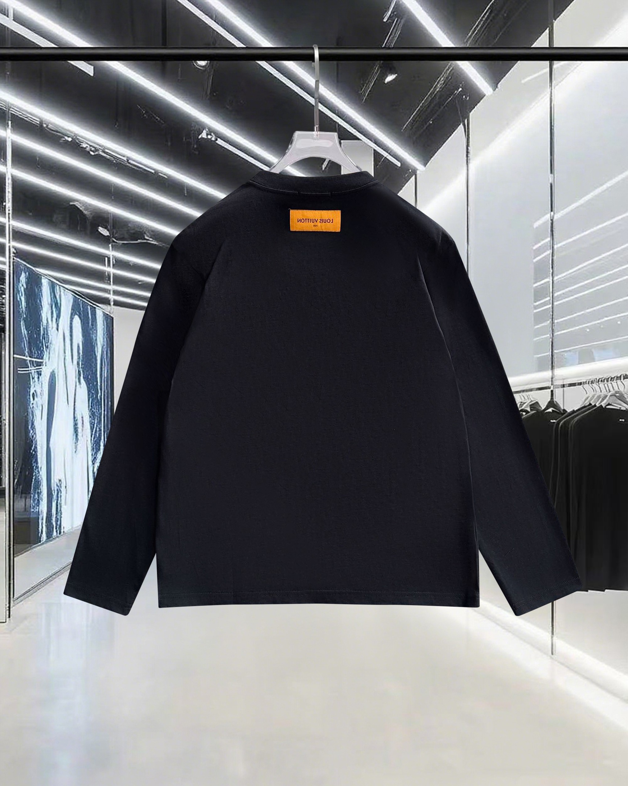 🅿️95
Louis Vuitton/路易威登 棋盘格刺绣四叶草🍀字母logo 定制皮章 男女同款 套头长袖T恤
品牌经典   纯棉面料
2025ss官方同步  高版本 高品质
时尚个性  百搭潮流
纯原品质  原版面料
吊牌 领标 水洗麦 三标齐全
颜色: 黑色.白色.
尺码：XS S M L