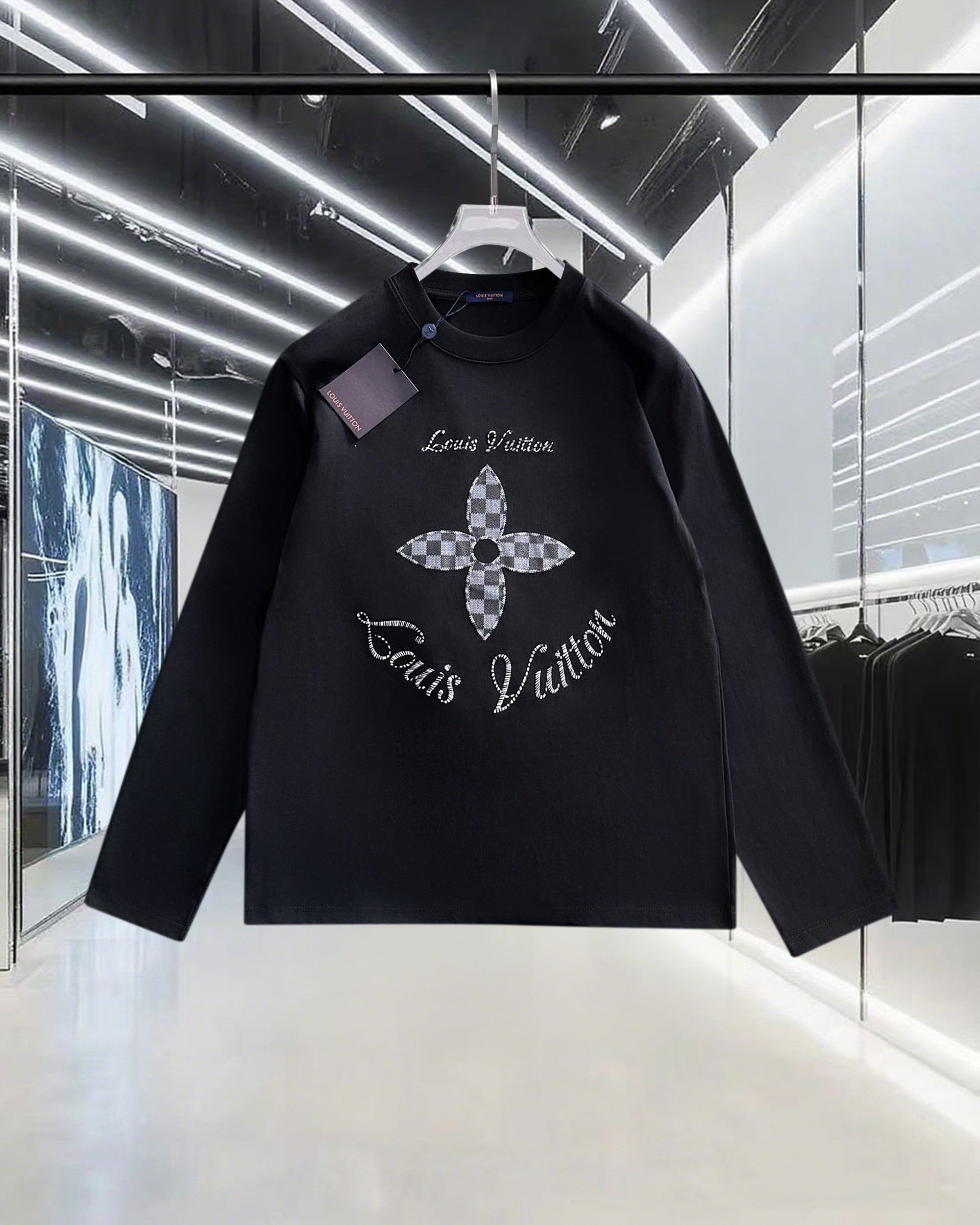 🅿️95
Louis Vuitton/路易威登 棋盘格刺绣四叶草🍀字母logo 定制皮章 男女同款 套头长袖T恤
品牌经典   纯棉面料
2025ss官方同步  高版本 高品质
时尚个性  百搭潮流
纯原品质  原版面料
吊牌 领标 水洗麦 三标齐全
颜色: 黑色.白色.
尺码：XS S M L