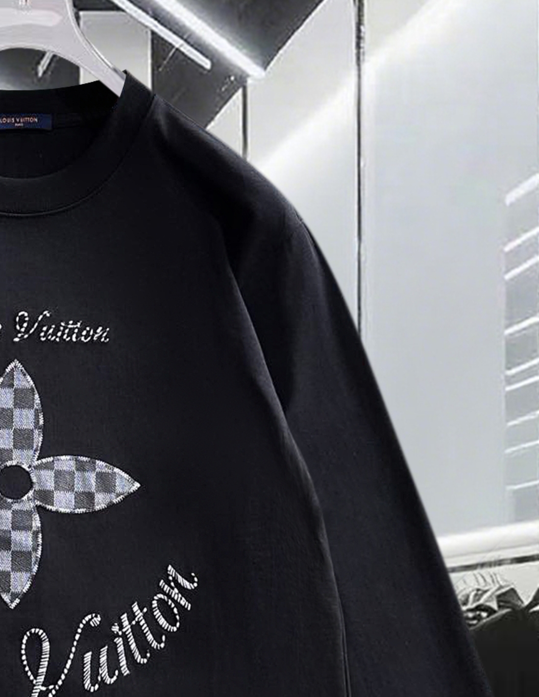 🅿️95
Louis Vuitton/路易威登 棋盘格刺绣四叶草🍀字母logo 定制皮章 男女同款 套头长袖T恤
品牌经典   纯棉面料
2025ss官方同步  高版本 高品质
时尚个性  百搭潮流
纯原品质  原版面料
吊牌 领标 水洗麦 三标齐全
颜色: 黑色.白色.
尺码：XS S M L