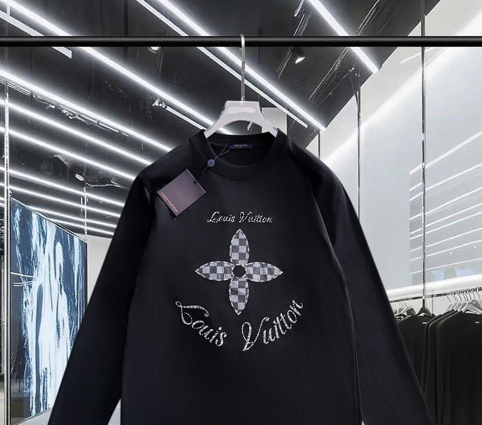 🅿️95
Louis Vuitton/路易威登 棋盘格刺绣四叶草🍀字母logo 定制皮章 男女同款 套头长袖T恤
品牌经典   纯棉面料
2025ss官方同步  高版本 高品质
时尚个性  百搭潮流
纯原品质  原版面料
吊牌 领标 水洗麦 三标齐全
颜色: 黑色.白色.
尺码：XS S M L