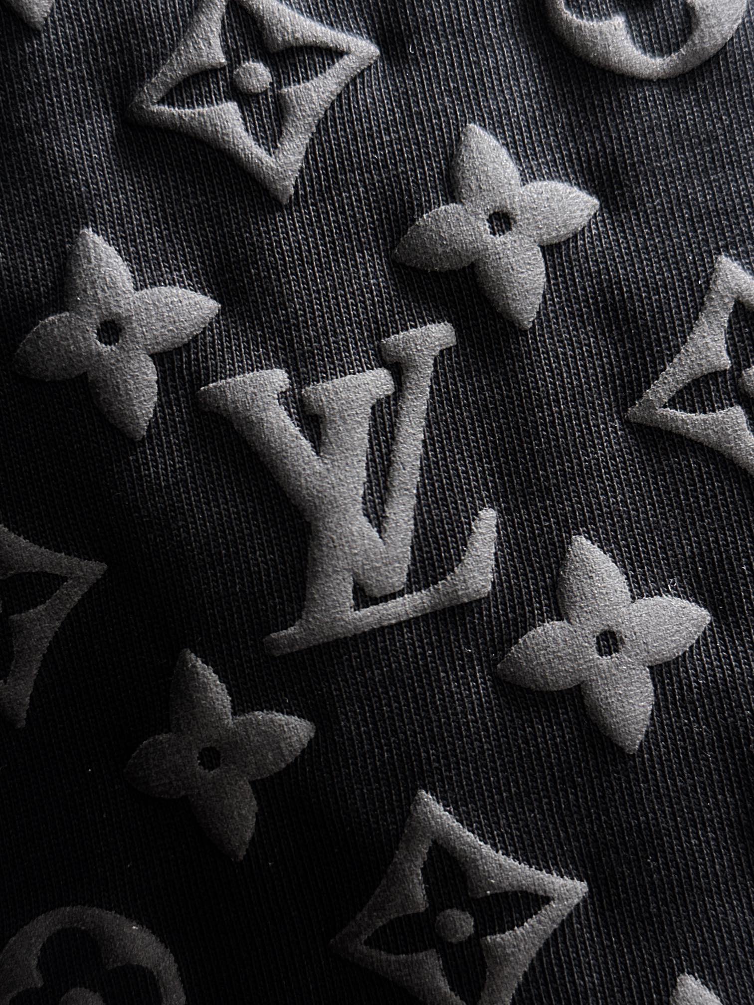 🅿️100
Louis Vuitton/路易威登 凸起字母植绒发泡老花字母logo 定制皮章 男女同款 套头长袖T恤
品牌经典   纯棉面料
2025ss官方同步  高版本 高品质
时尚个性  百搭潮流
纯原品质  原版面料
吊牌 领标 水洗麦 三标齐全
颜色: 黑色.白色.
尺码：XS S M L