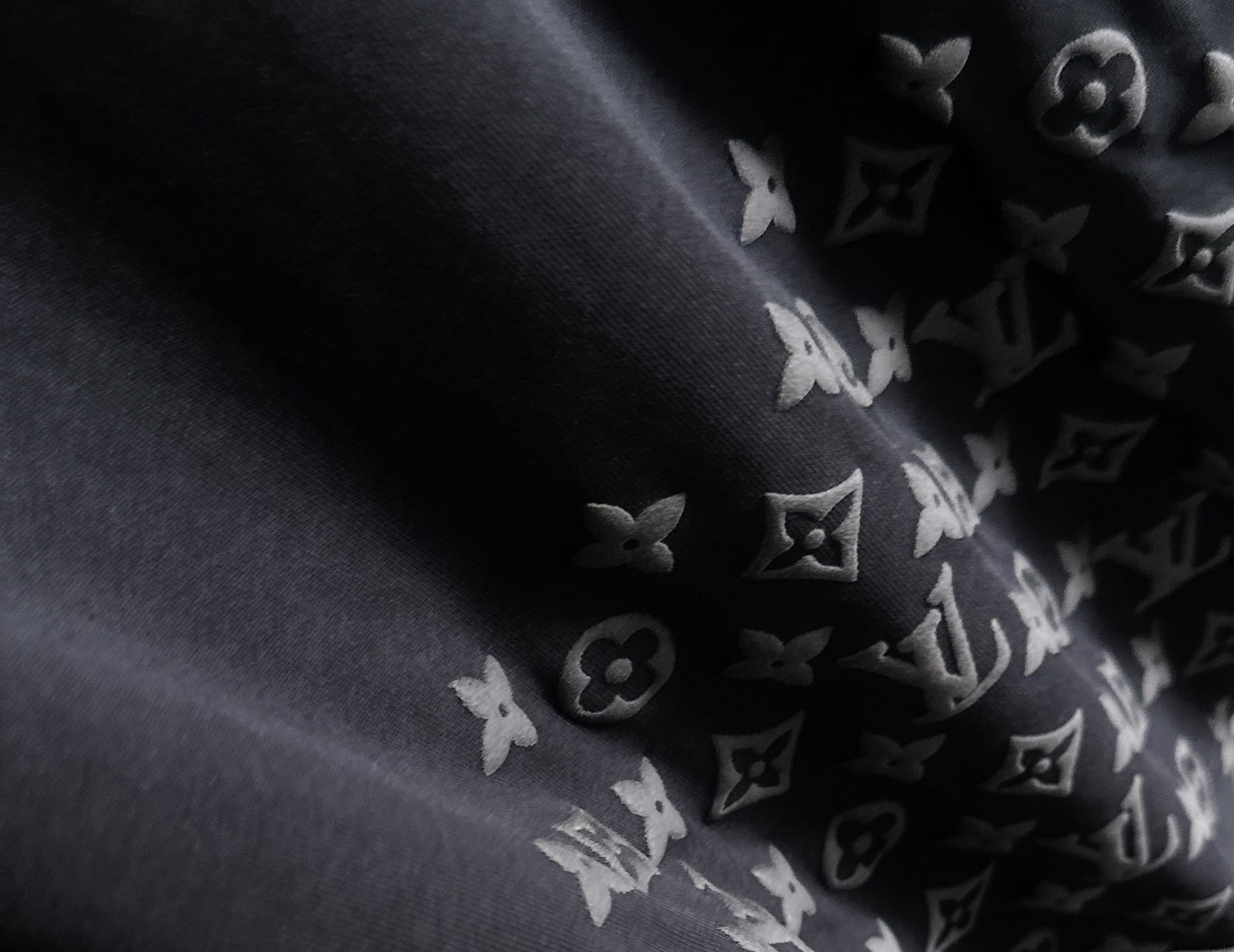 🅿️100
Louis Vuitton/路易威登 凸起字母植绒发泡老花字母logo 定制皮章 男女同款 套头长袖T恤
品牌经典   纯棉面料
2025ss官方同步  高版本 高品质
时尚个性  百搭潮流
纯原品质  原版面料
吊牌 领标 水洗麦 三标齐全
颜色: 黑色.白色.
尺码：XS S M L