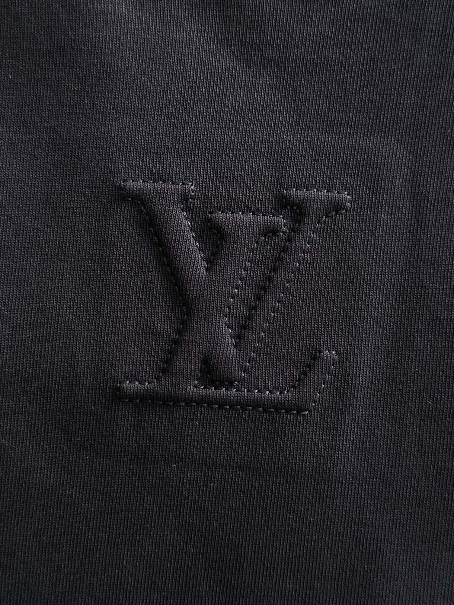 🅿️100
Louis Vuitton/路易威登 凸起字母植绒发泡老花字母logo 定制皮章 男女同款 套头长袖T恤
品牌经典   纯棉面料
2025ss官方同步  高版本 高品质
时尚个性  百搭潮流
纯原品质  原版面料
吊牌 领标 水洗麦 三标齐全
颜色: 黑色.白色.
尺码：XS S M L