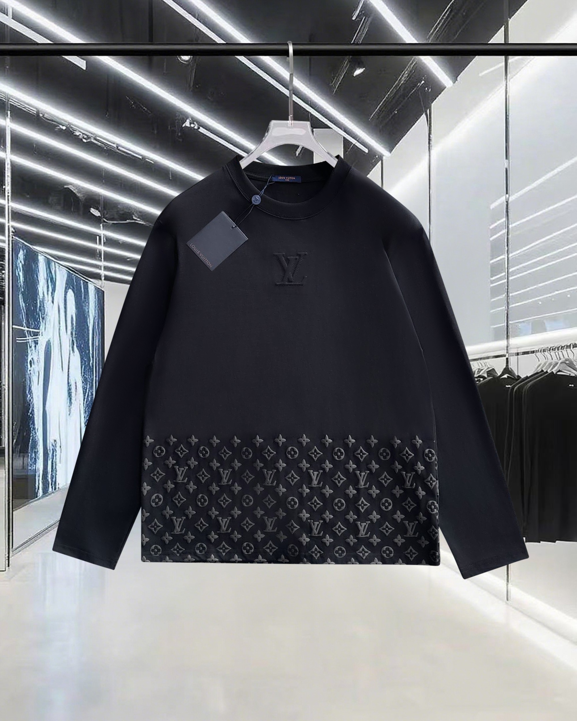 🅿️100
Louis Vuitton/路易威登 凸起字母植绒发泡老花字母logo 定制皮章 男女同款 套头长袖T恤
品牌经典   纯棉面料
2025ss官方同步  高版本 高品质
时尚个性  百搭潮流
纯原品质  原版面料
吊牌 领标 水洗麦 三标齐全
颜色: 黑色.白色.
尺码：XS S M L