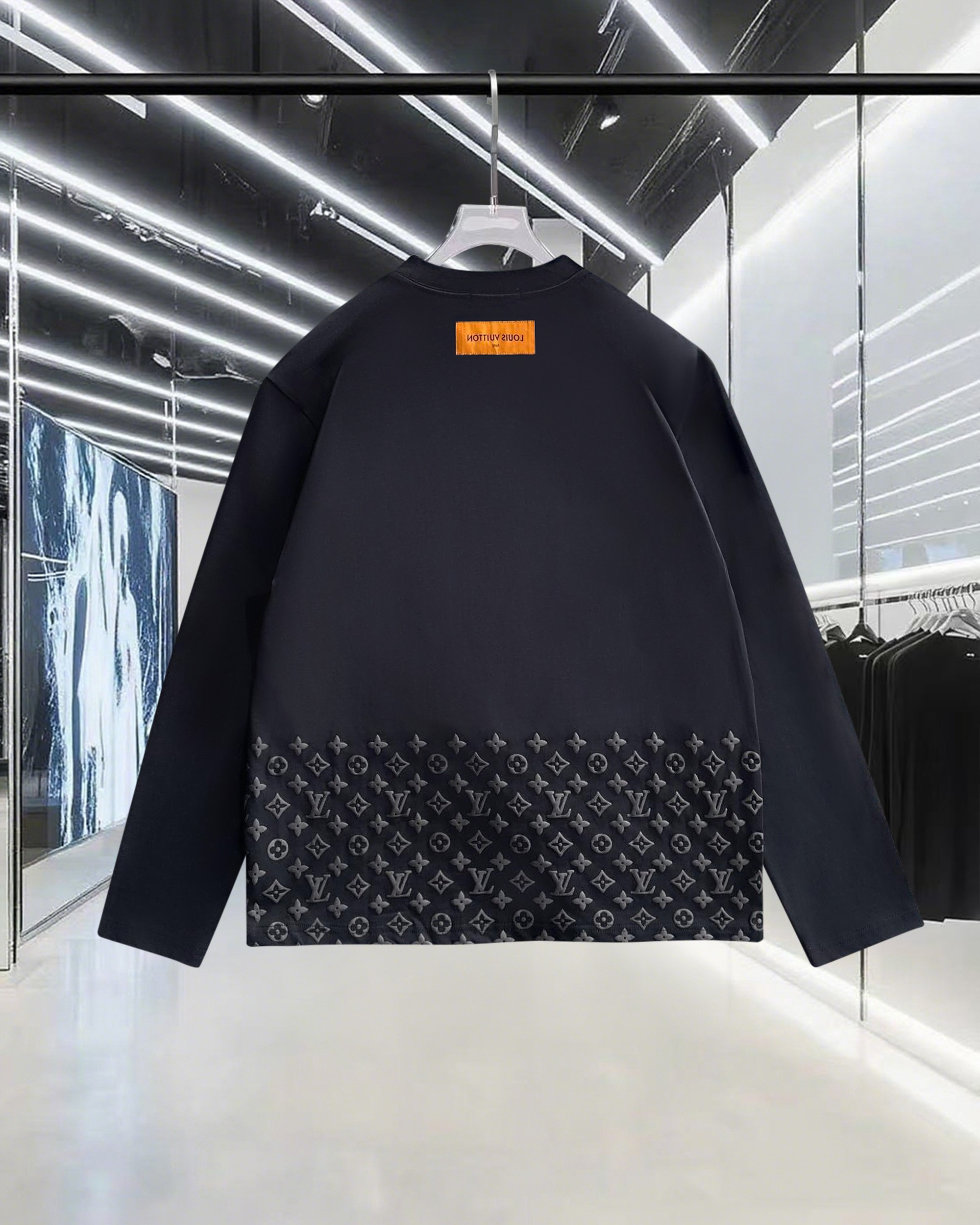🅿️100
Louis Vuitton/路易威登 凸起字母植绒发泡老花字母logo 定制皮章 男女同款 套头长袖T恤
品牌经典   纯棉面料
2025ss官方同步  高版本 高品质
时尚个性  百搭潮流
纯原品质  原版面料
吊牌 领标 水洗麦 三标齐全
颜色: 黑色.白色.
尺码：XS S M L