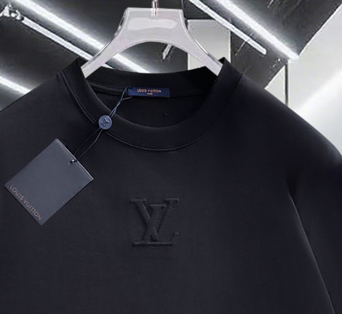 🅿️100
Louis Vuitton/路易威登 凸起字母植绒发泡老花字母logo 定制皮章 男女同款 套头长袖T恤
品牌经典   纯棉面料
2025ss官方同步  高版本 高品质
时尚个性  百搭潮流
纯原品质  原版面料
吊牌 领标 水洗麦 三标齐全
颜色: 黑色.白色.
尺码：XS S M L