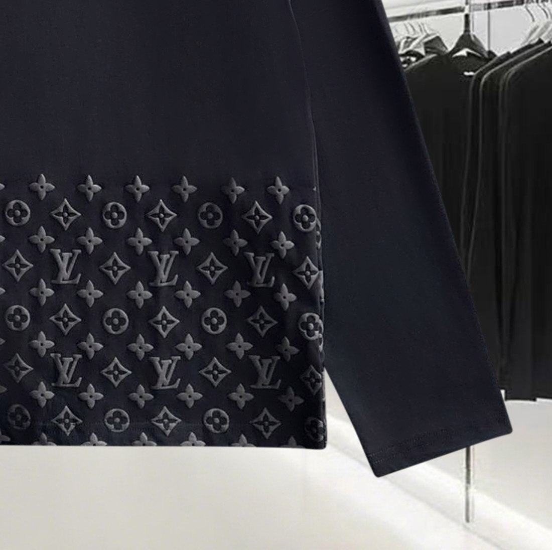 🅿️100
Louis Vuitton/路易威登 凸起字母植绒发泡老花字母logo 定制皮章 男女同款 套头长袖T恤
品牌经典   纯棉面料
2025ss官方同步  高版本 高品质
时尚个性  百搭潮流
纯原品质  原版面料
吊牌 领标 水洗麦 三标齐全
颜色: 黑色.白色.
尺码：XS S M L