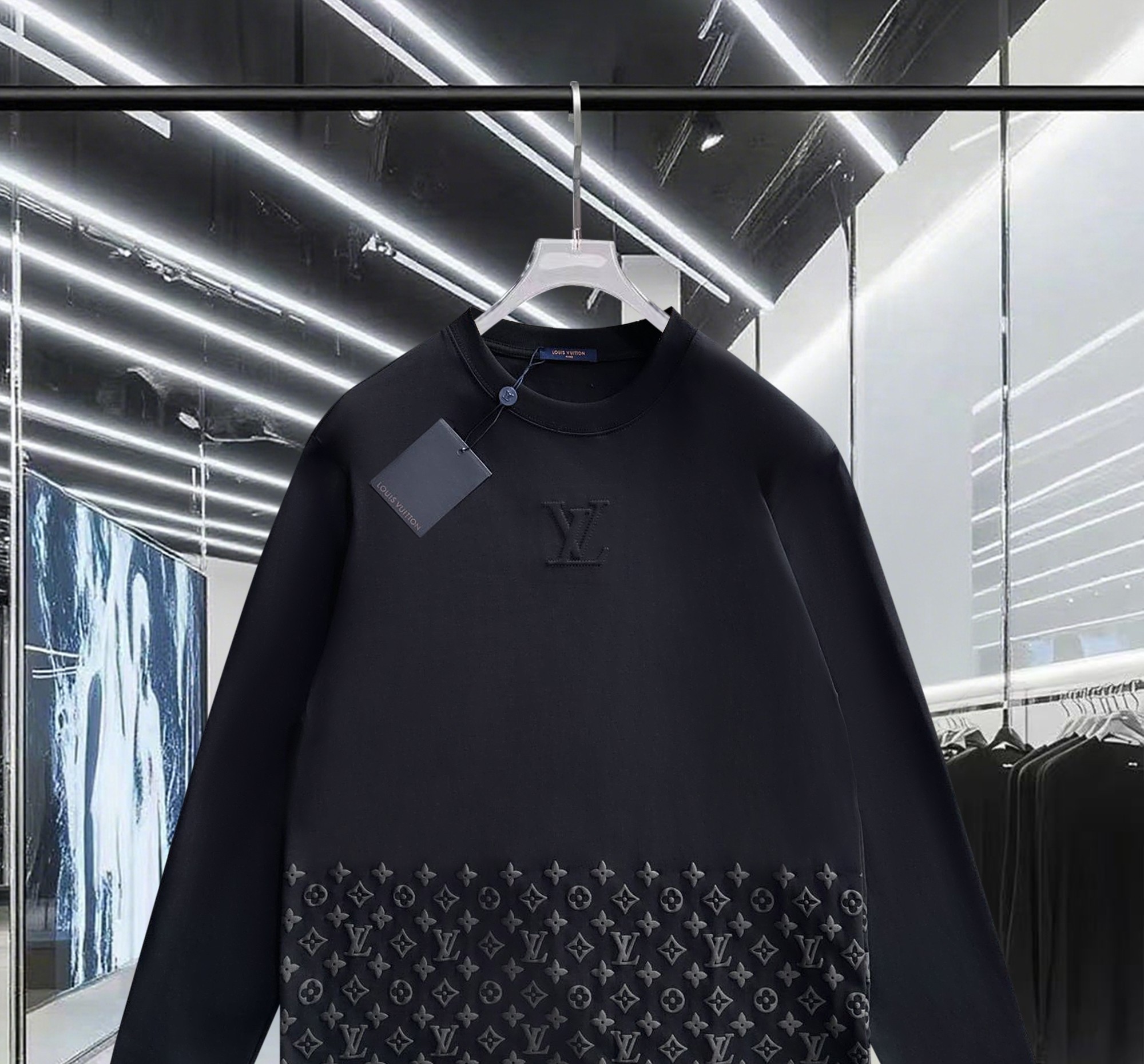 🅿️100
Louis Vuitton/路易威登 凸起字母植绒发泡老花字母logo 定制皮章 男女同款 套头长袖T恤
品牌经典   纯棉面料
2025ss官方同步  高版本 高品质
时尚个性  百搭潮流
纯原品质  原版面料
吊牌 领标 水洗麦 三标齐全
颜色: 黑色.白色.
尺码：XS S M L