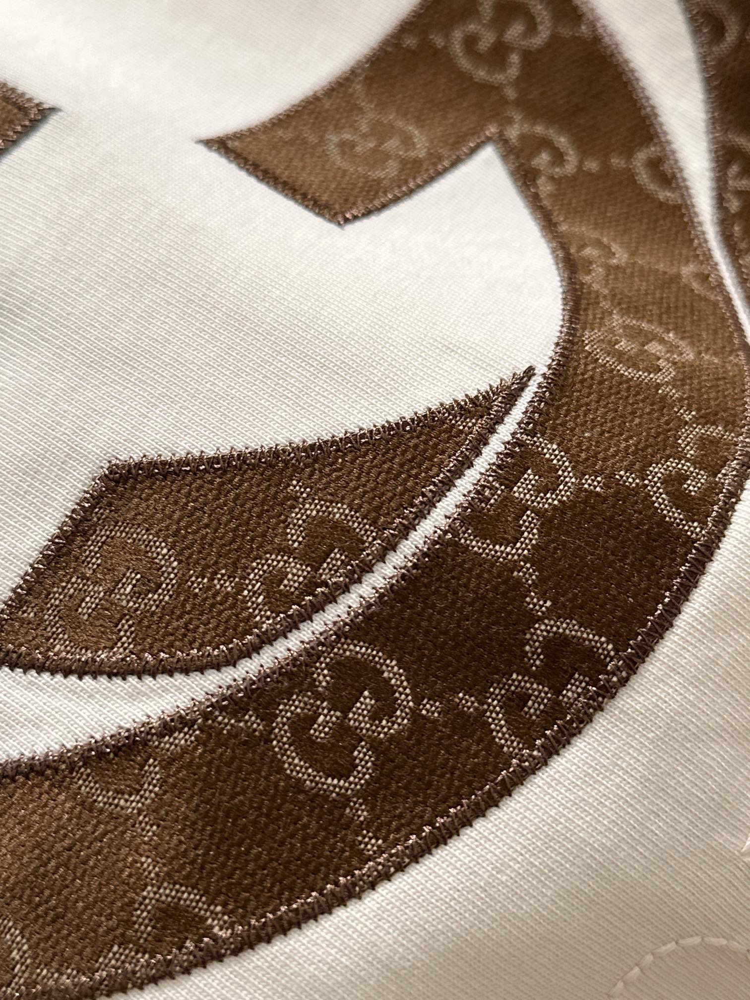 🅿️120
GUCCI/古驰 双G贴布刺绣字母logo 后背植绒腰带 男女同款 套头圆领长袖T恤
品牌经典   纯棉面料
2025ss官方同步  高版本 高品质
时尚个性  百搭潮流
纯原品质  原版面料
吊牌 领标 水洗麦 三标齐全
颜色: 黑色.杏色.
尺码：XS S M L