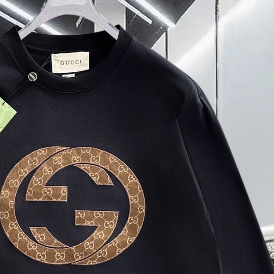 🅿️120
GUCCI/古驰 双G贴布刺绣字母logo 后背植绒腰带 男女同款 套头圆领长袖T恤
品牌经典   纯棉面料
2025ss官方同步  高版本 高品质
时尚个性  百搭潮流
纯原品质  原版面料
吊牌 领标 水洗麦 三标齐全
颜色: 黑色.杏色.
尺码：XS S M L