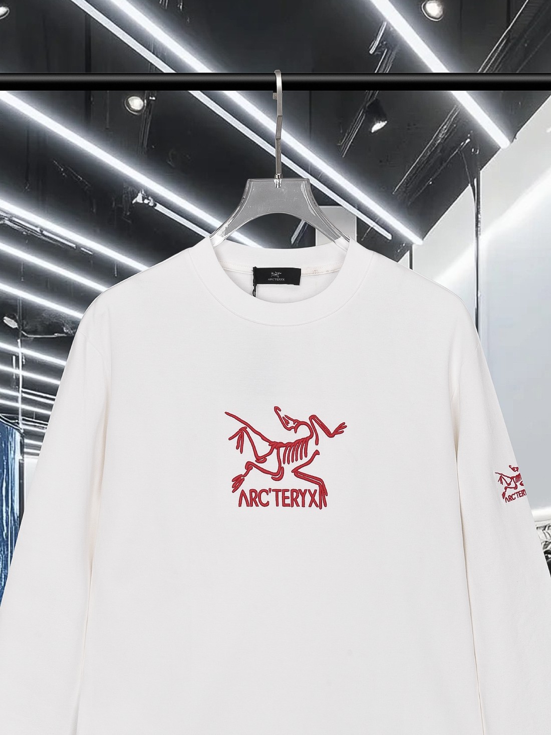 🅿️135
Arcteryx/始祖鸟 2025Fw秋冬新款 胸前手袖经典刺绣🪡logo字母标识图案 男女同款 套头圆领长袖T恤
品牌经典   纯棉面料
官方同步  高版本 高品质
时尚个性  百搭潮流
纯原品质  原版面料
吊牌 领标 水洗麦 三标齐全
颜色: 黑色.白色.
尺码：XS-L