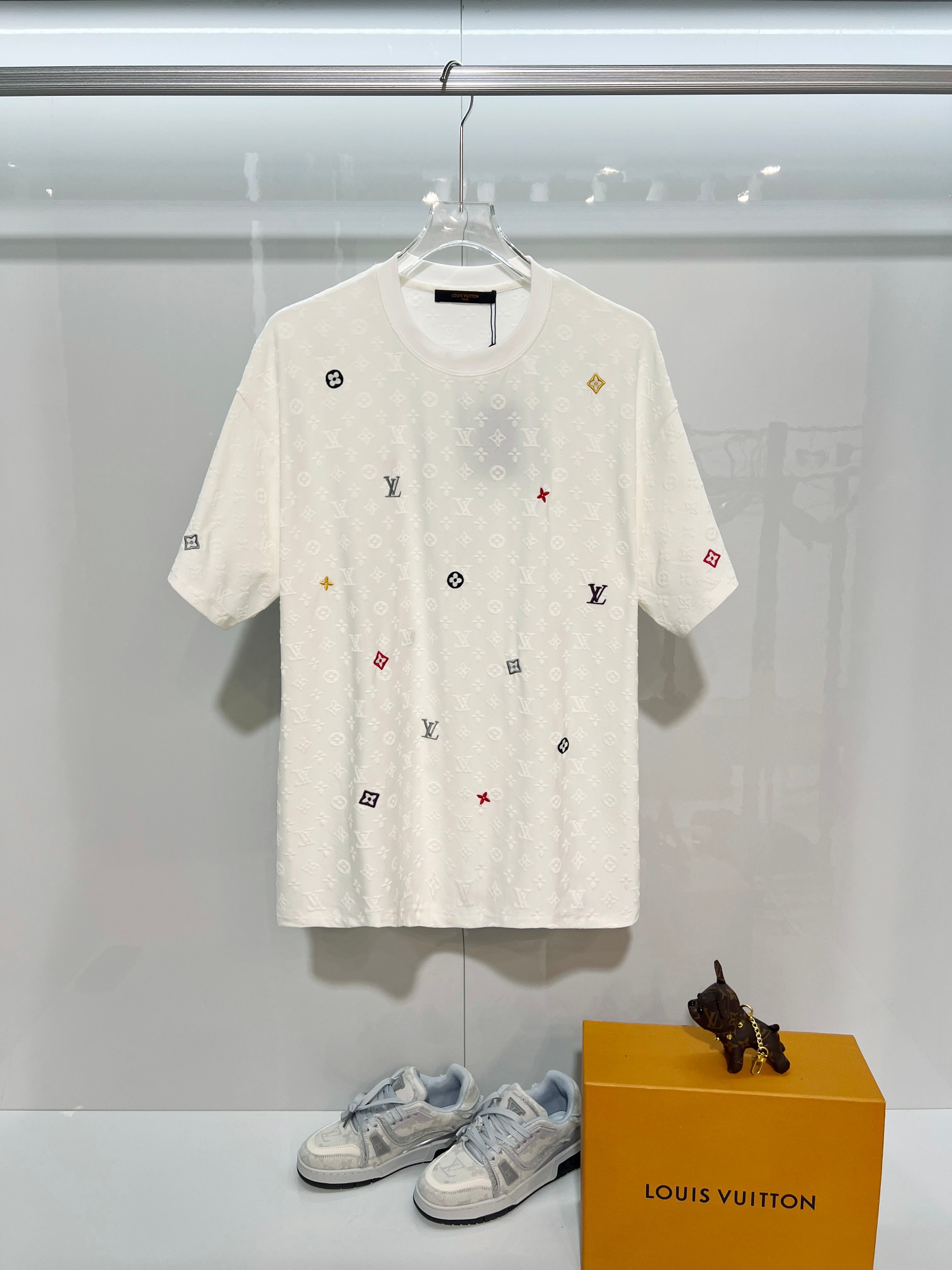P85 Louis Vuitton Louis Vuitton LV Lujia 2026 nuevo estilo Logotipo de letra presbicia en todo el cuerpo Camiseta unise…