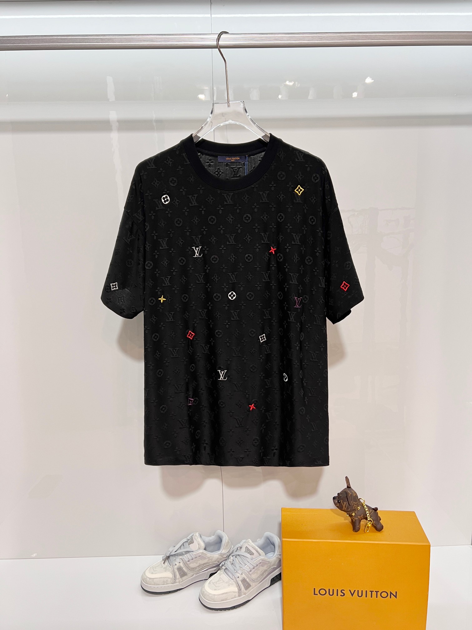 P85 Louis Vuitton Louis Vuitton LV Lujia 2026 nuevo estilo Logotipo de letra presbicia en todo el cuerpo Camiseta unifo…