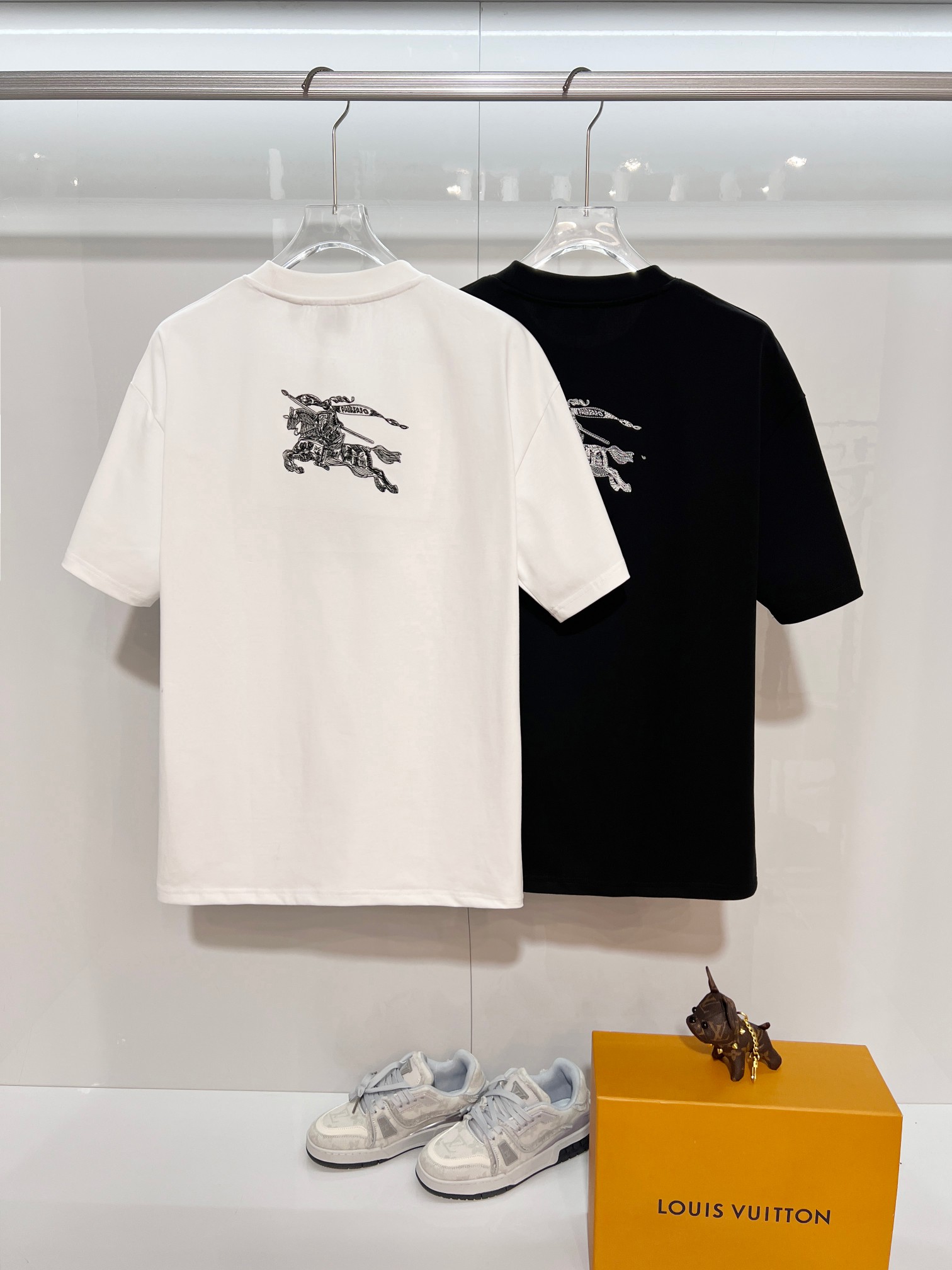 Burberry Burberry 巴宝莉 BBR 2026新款 前后万针刺绣战马logo 短袖t恤