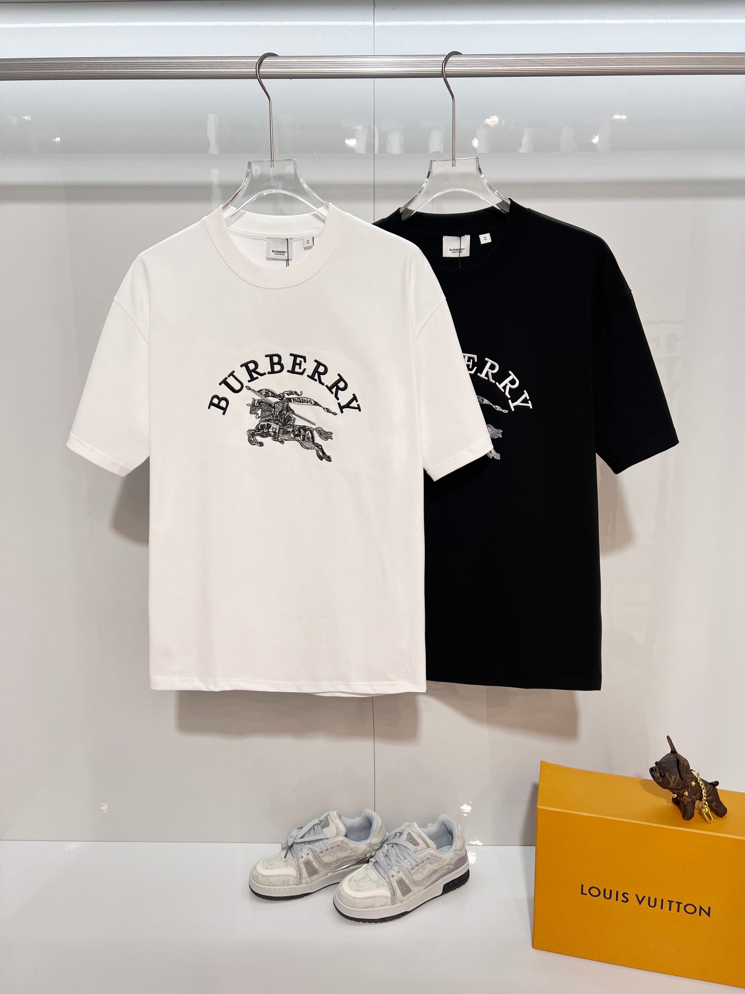 Burberry Burberry 巴宝莉 BBR 2026新款 前后万针刺绣战马logo 短袖t恤