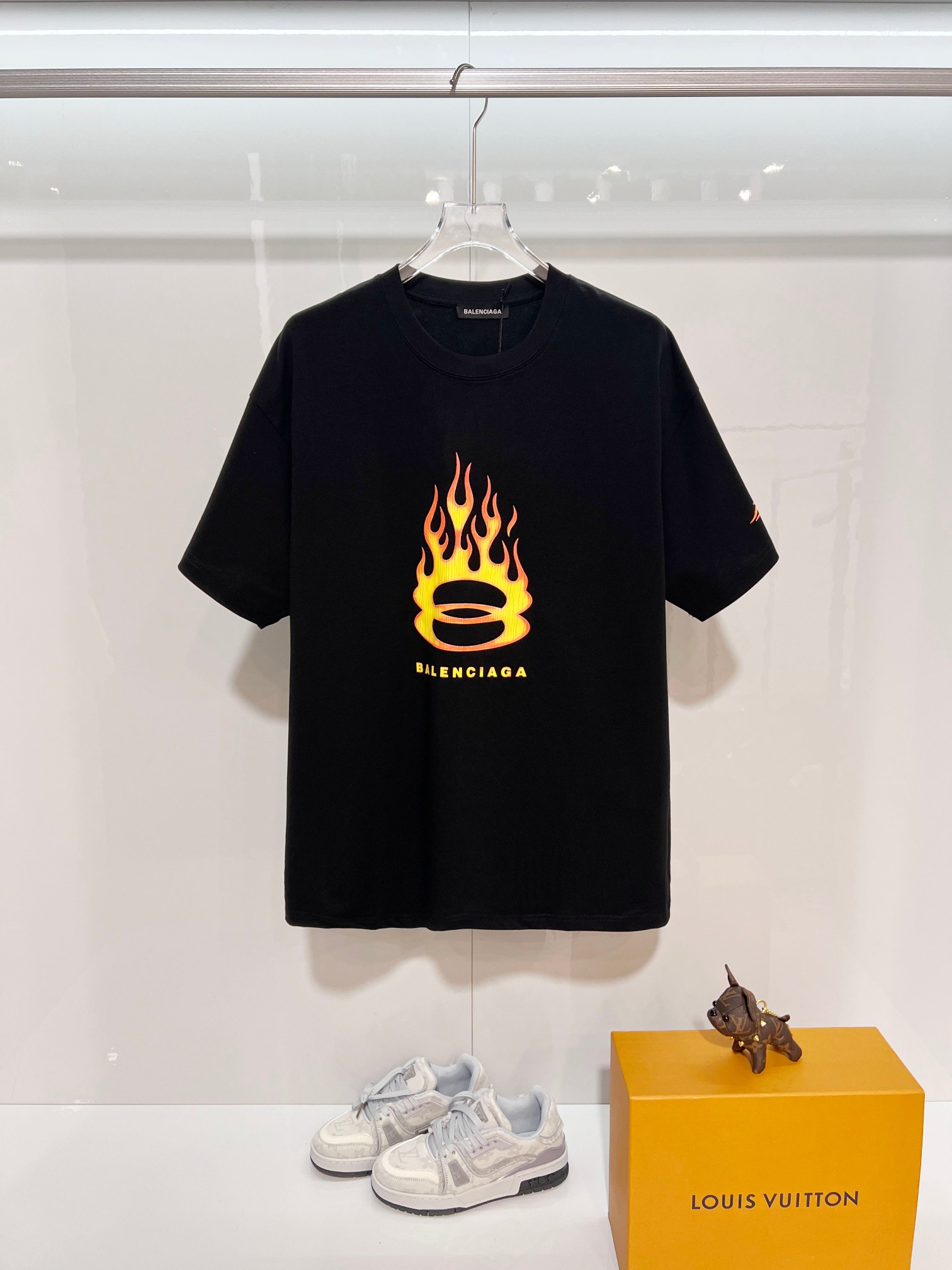 P85 Balenciaga 2026 nuevo modelo, camiseta de manga corta unisex con logo de letras con textura de llamas agrietadas en…