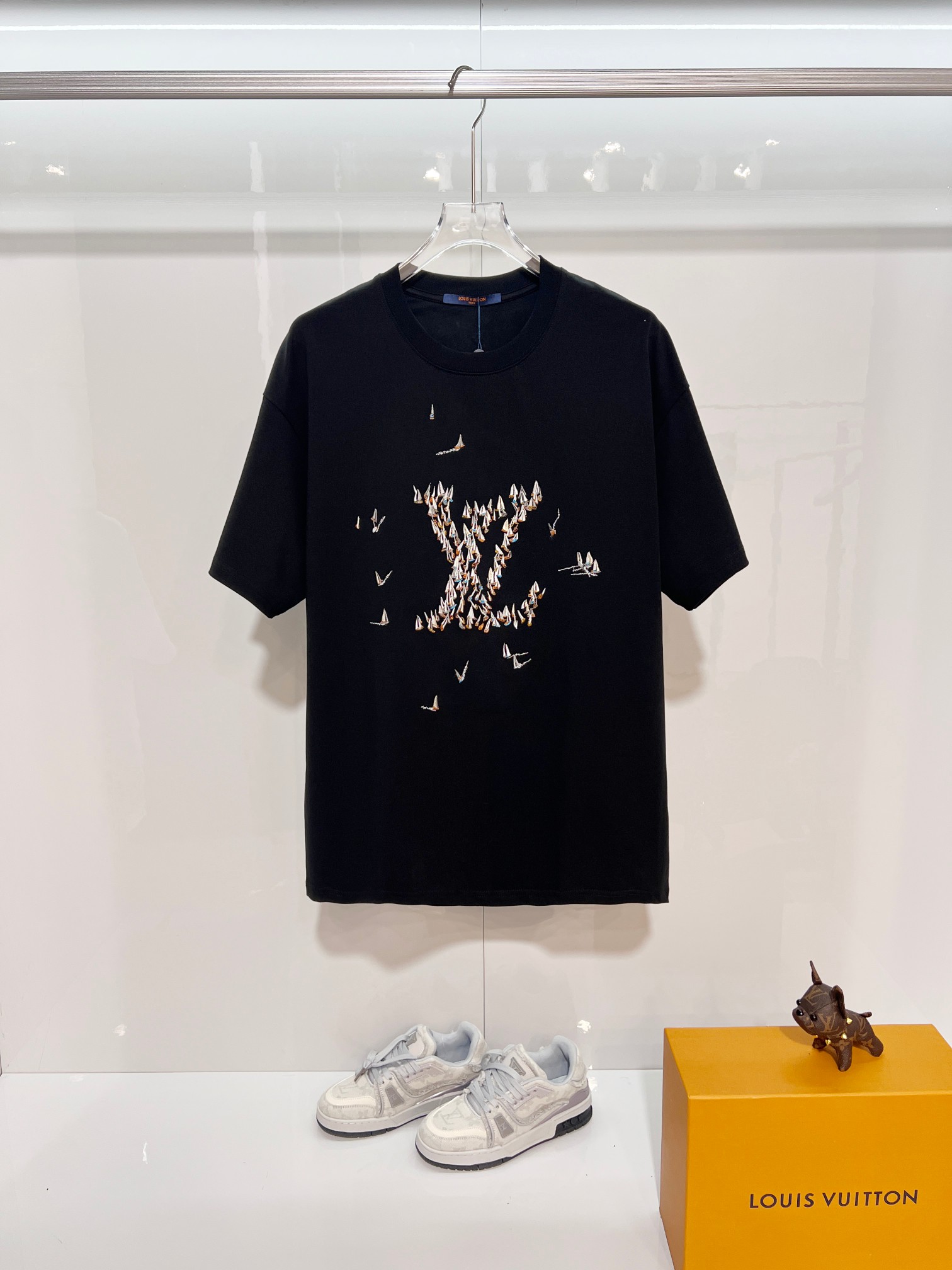 P90 Louis Vuitton/路易威登 高品质320克圆领短袖T恤 品牌经典 1V 驴家 前后拼色帆船⛵刺绣标语字母LOGO 2026ss早春官方同步 高版本 高品质 时尚个性 百搭潮流 纯原品质 原版面料 吊牌 领标 水洗麦 三标…